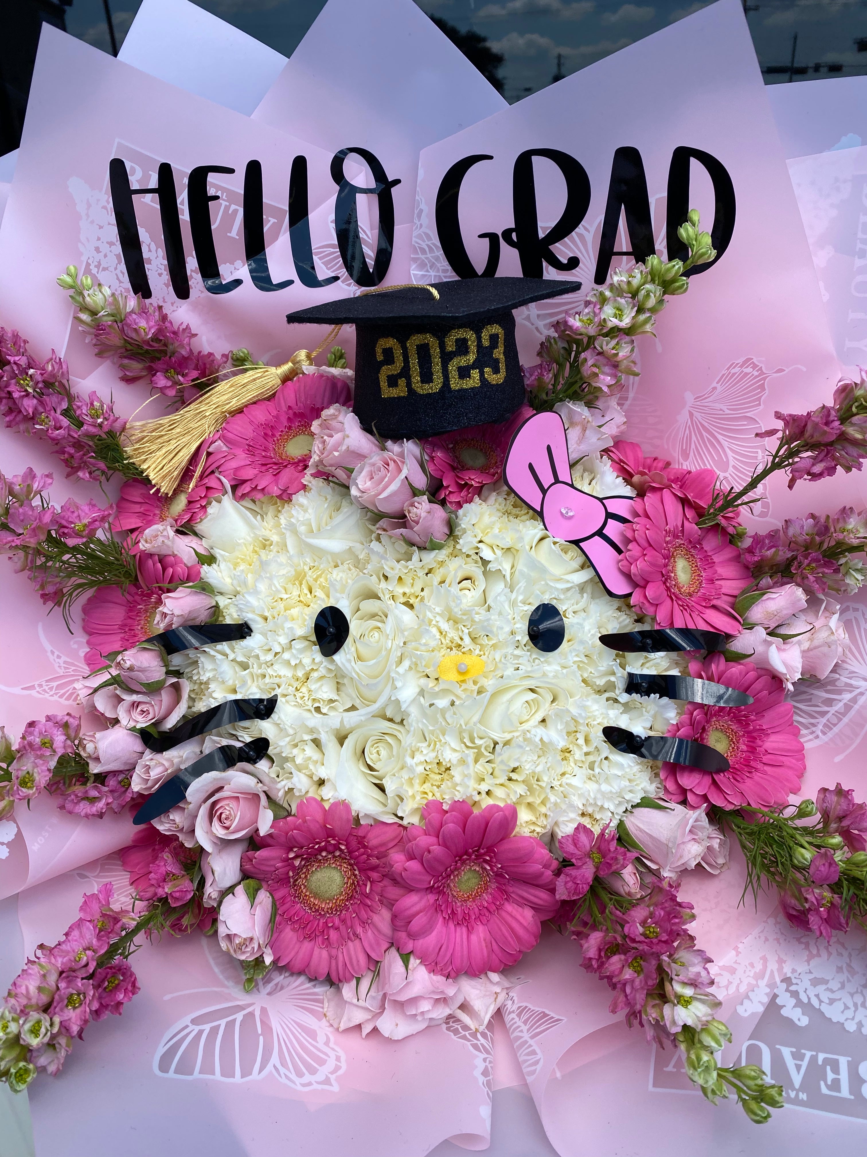 Grad: Hello kitty 🎓💖 – bouquetsbyrubyhtx