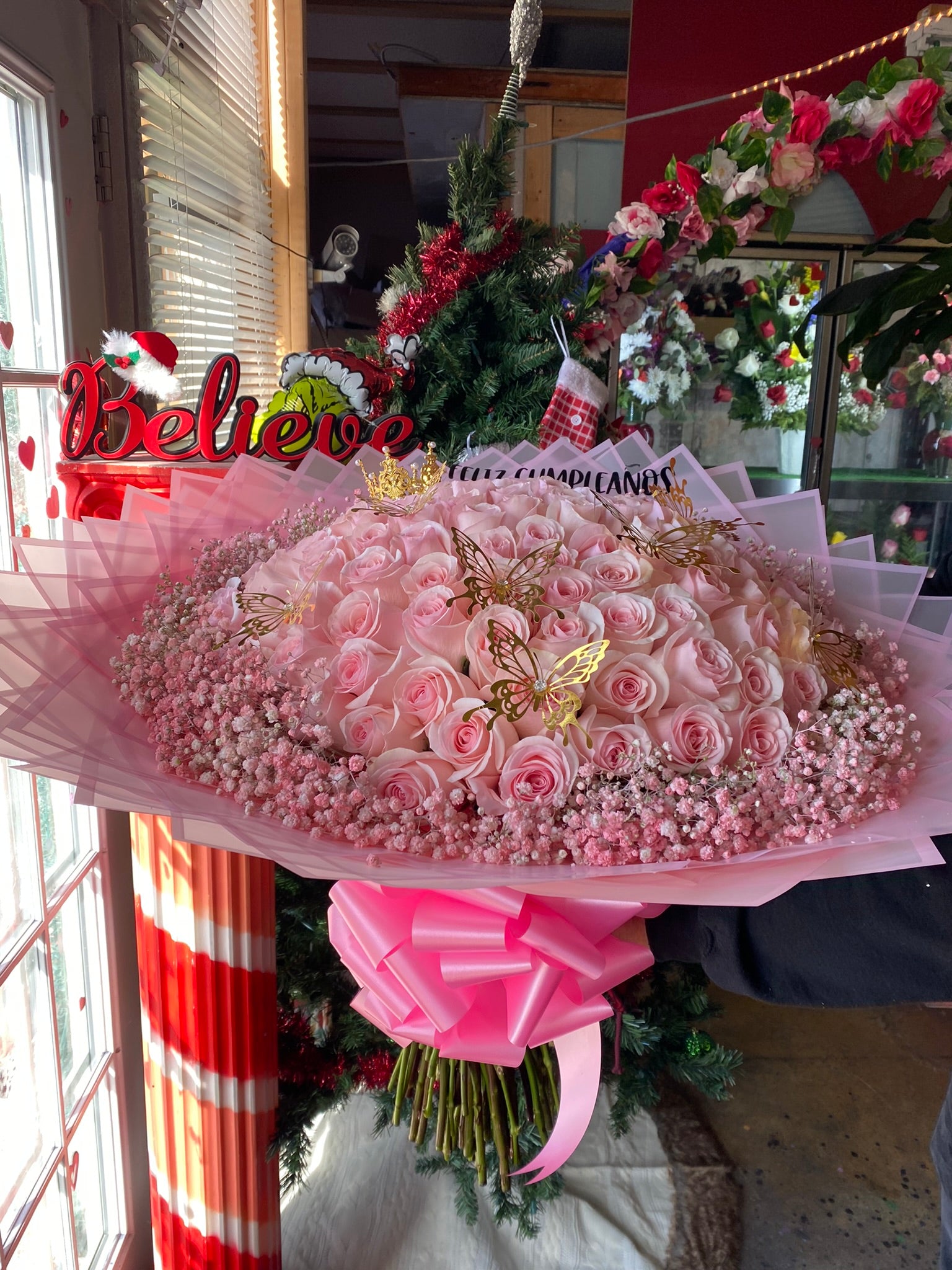 100 pinks deluxe with pink babysbreath rim 🎀