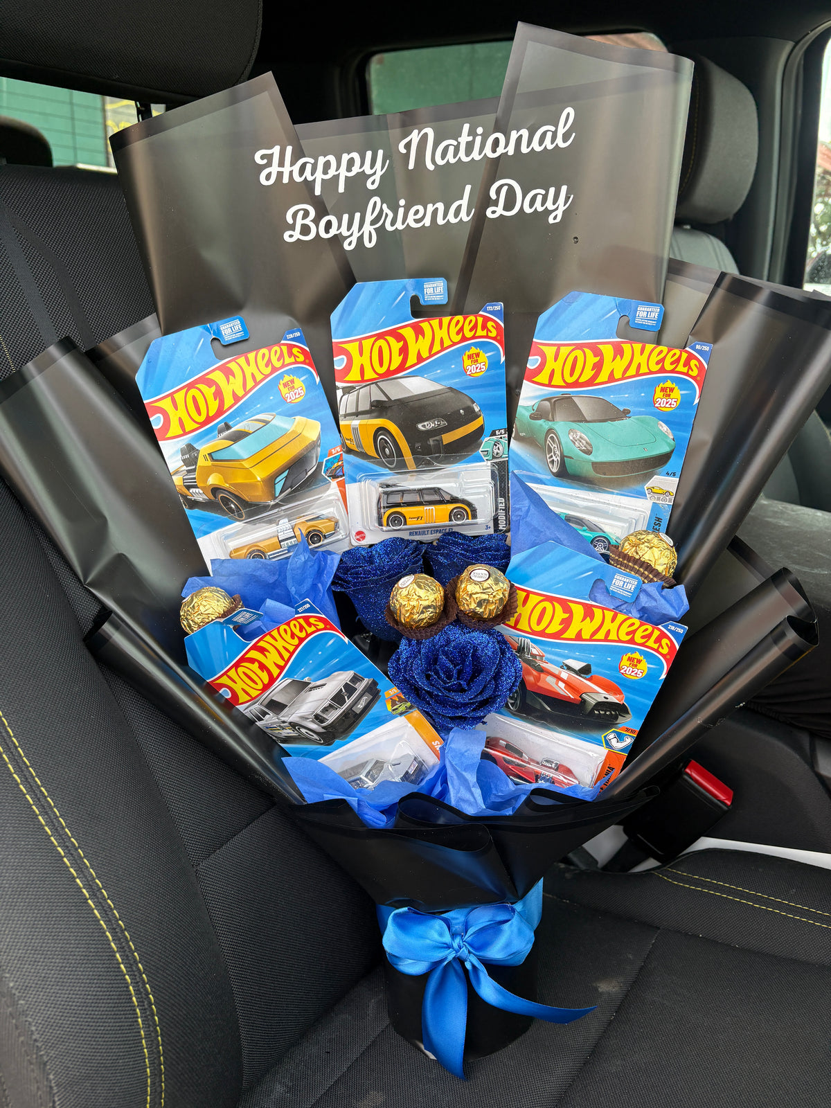 Mystery 5 cars + 3 roses black bouquet + 4 chocoates💙