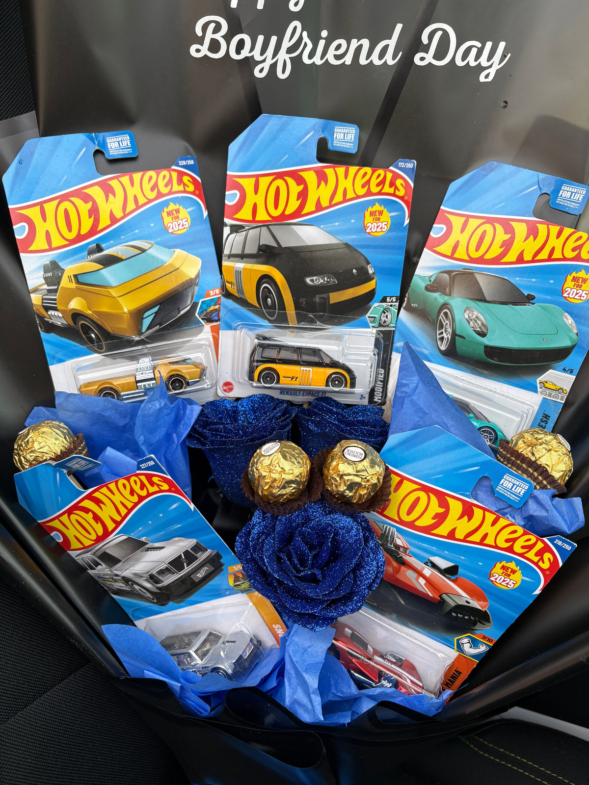 Mystery 5 cars + 3 roses black bouquet + 4 chocoates💙