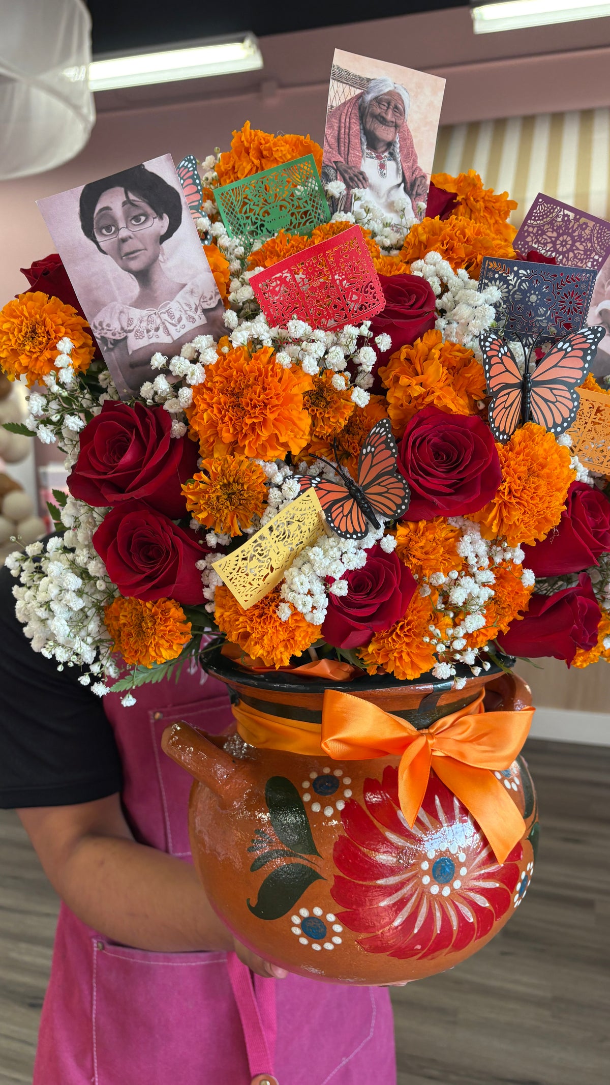12 red roses + 2 bunchCempasuchil photo memory deluxe 🧡🕯️