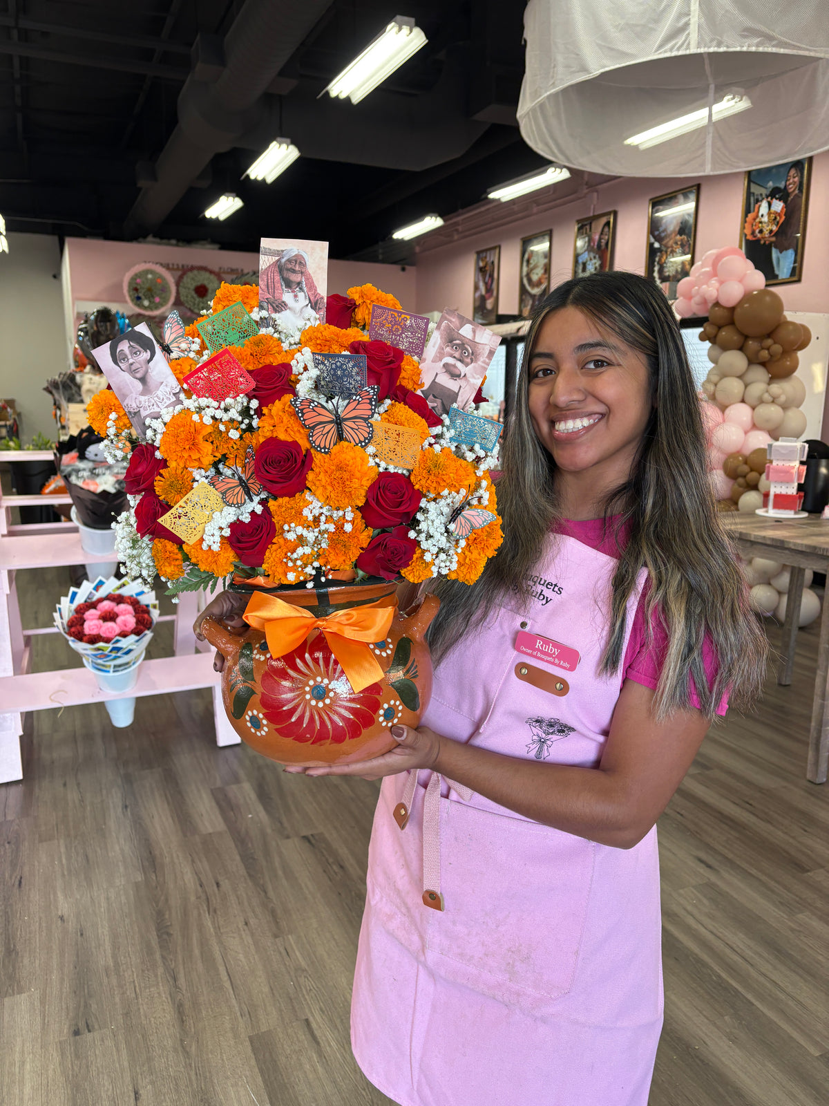 12 red roses + 2 bunchCempasuchil photo memory deluxe 🧡🕯️