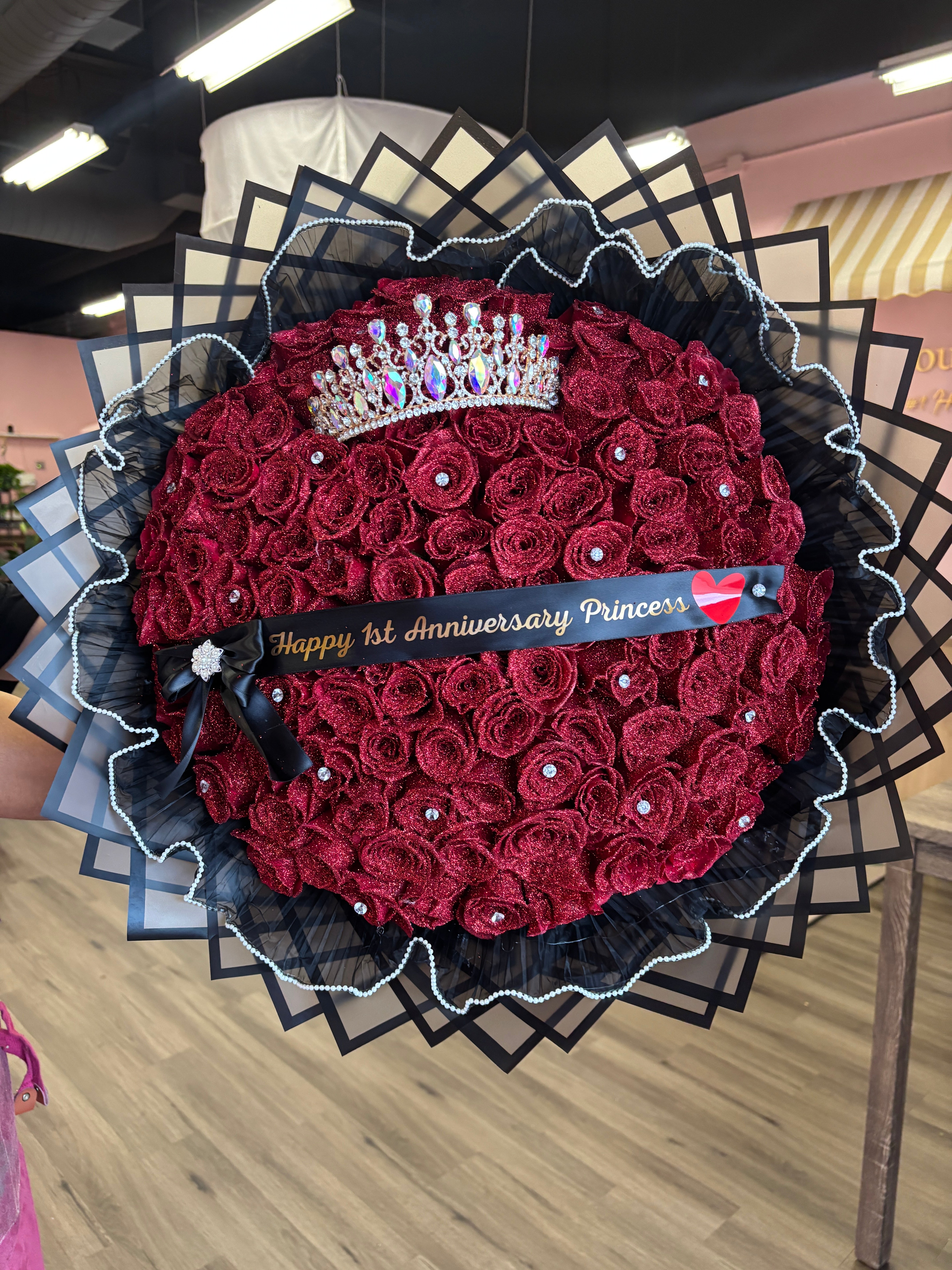 100 red glittered long stem roses💘