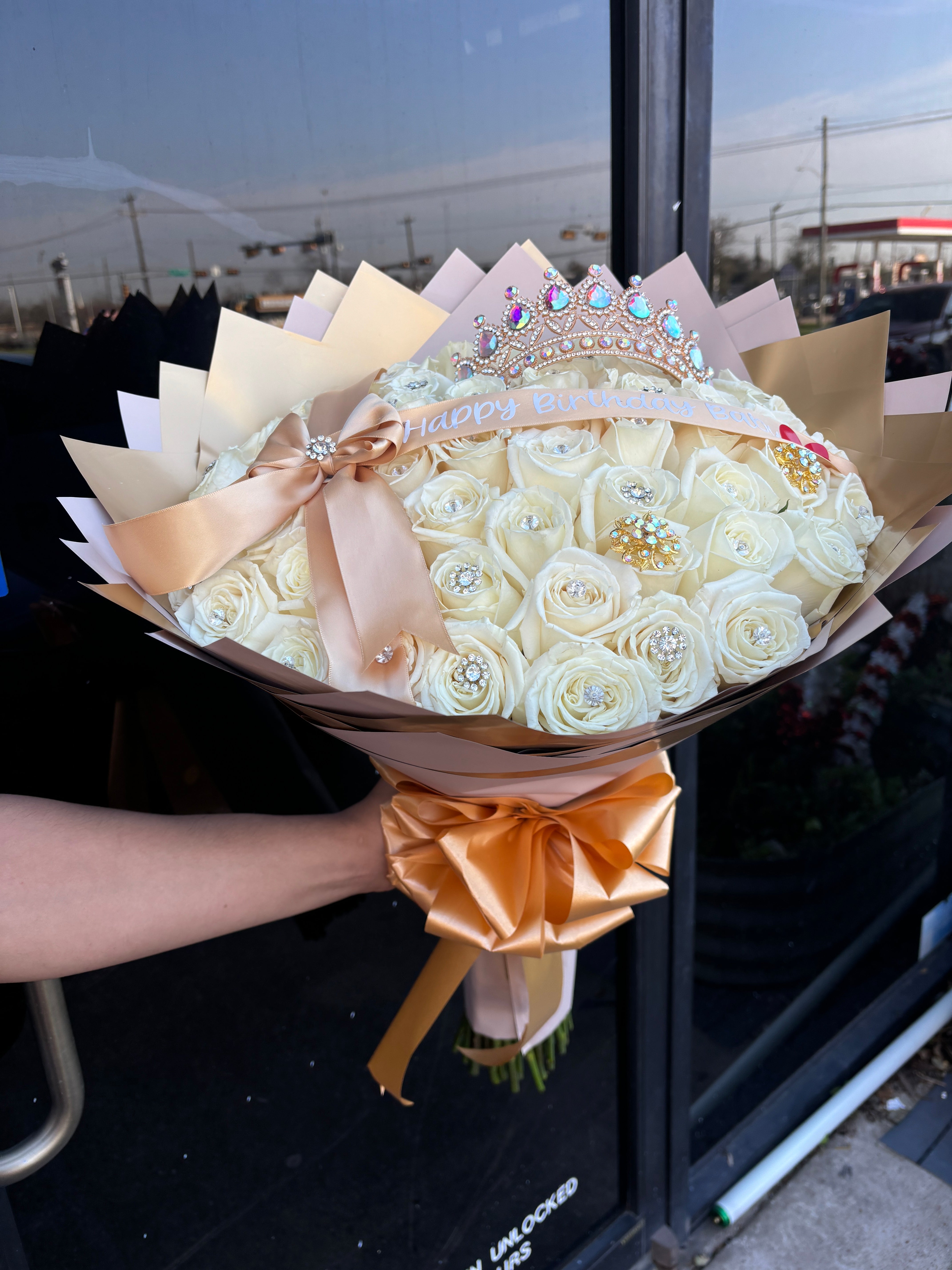 50 white roses gold accent deluxe ✨