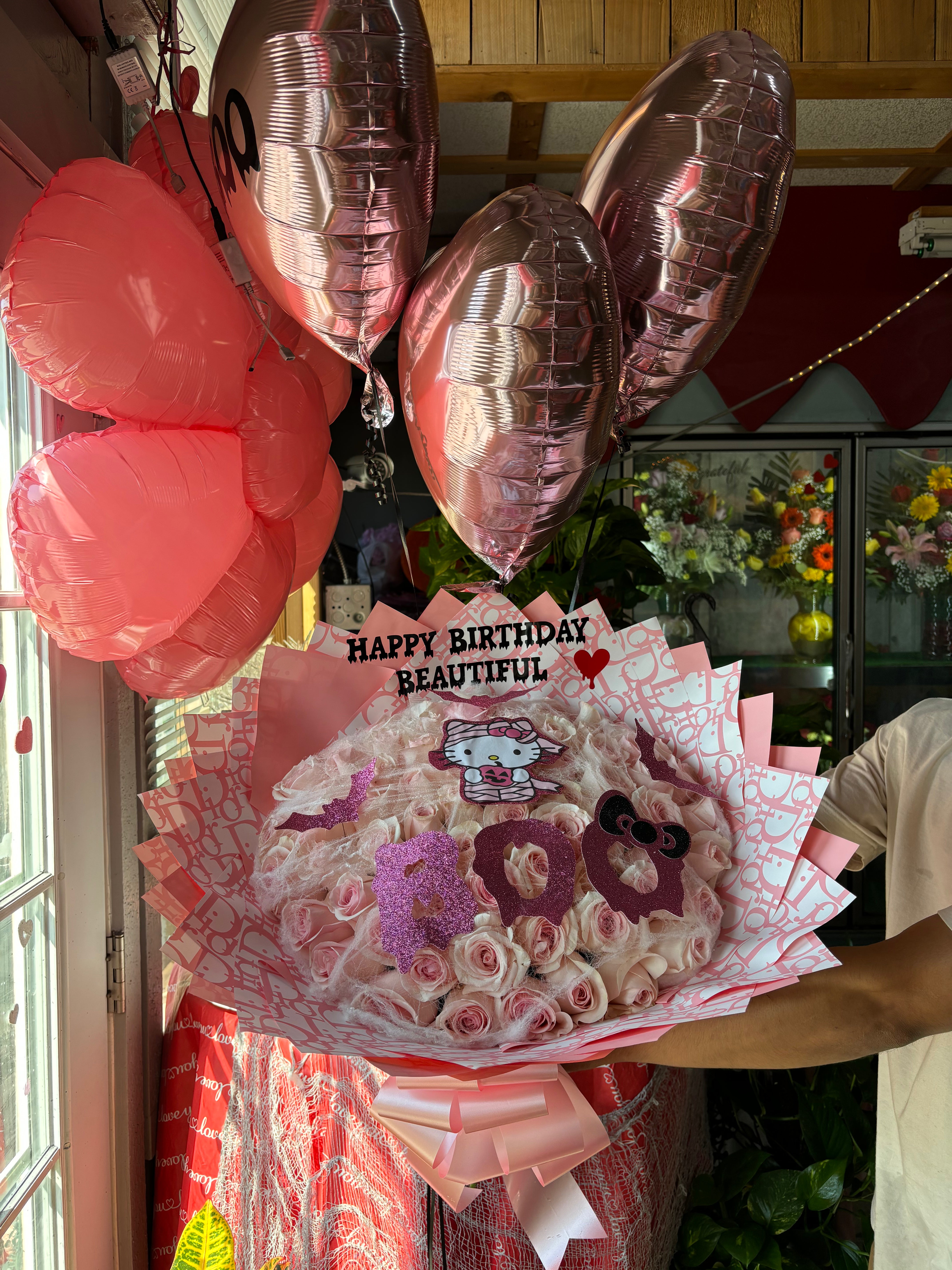 60 rose Hello kitty Deluxe with 3 BOO BALLONS💝💅🏻
