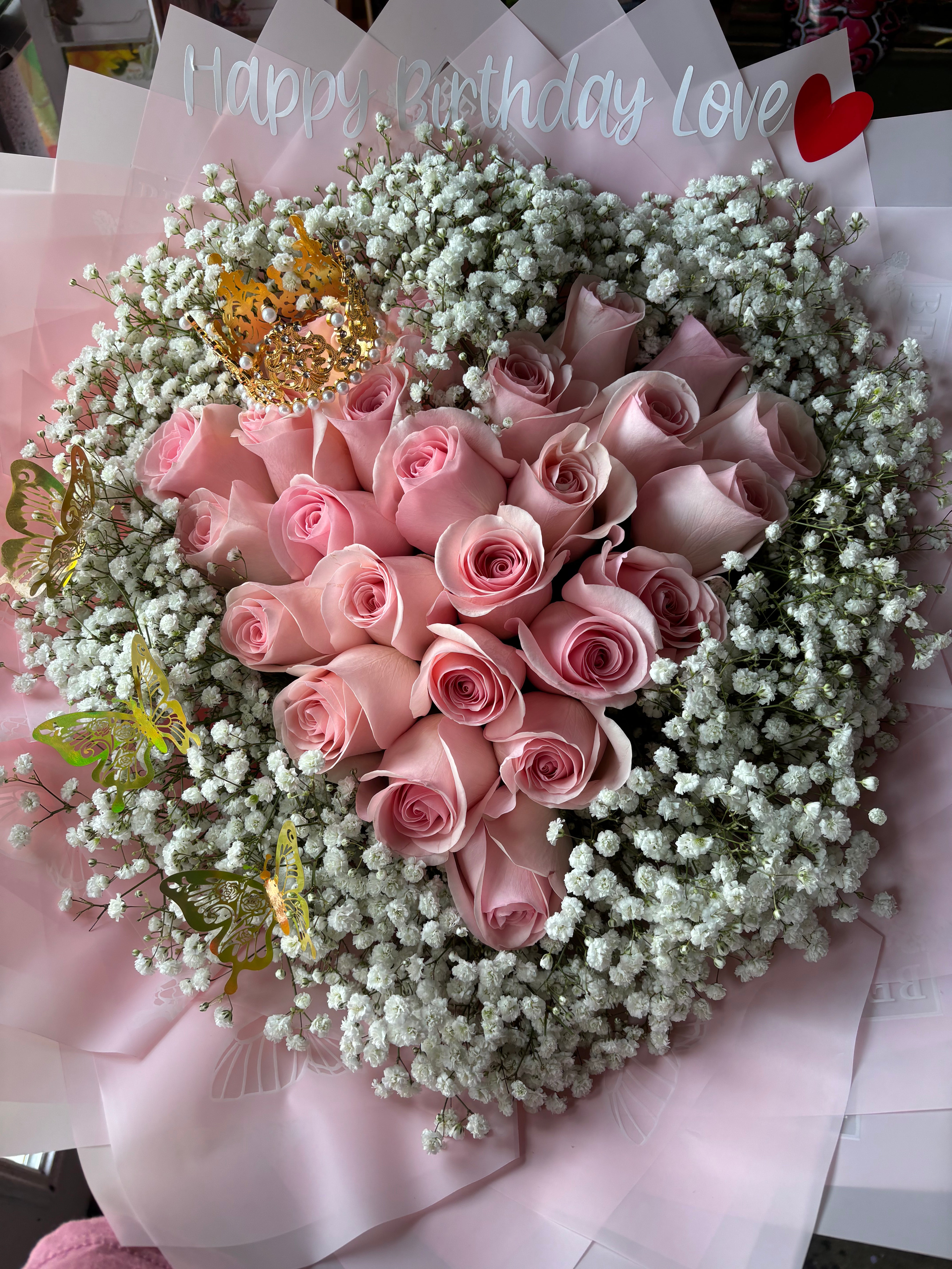 24 rose heart with babysbreath rim🎀