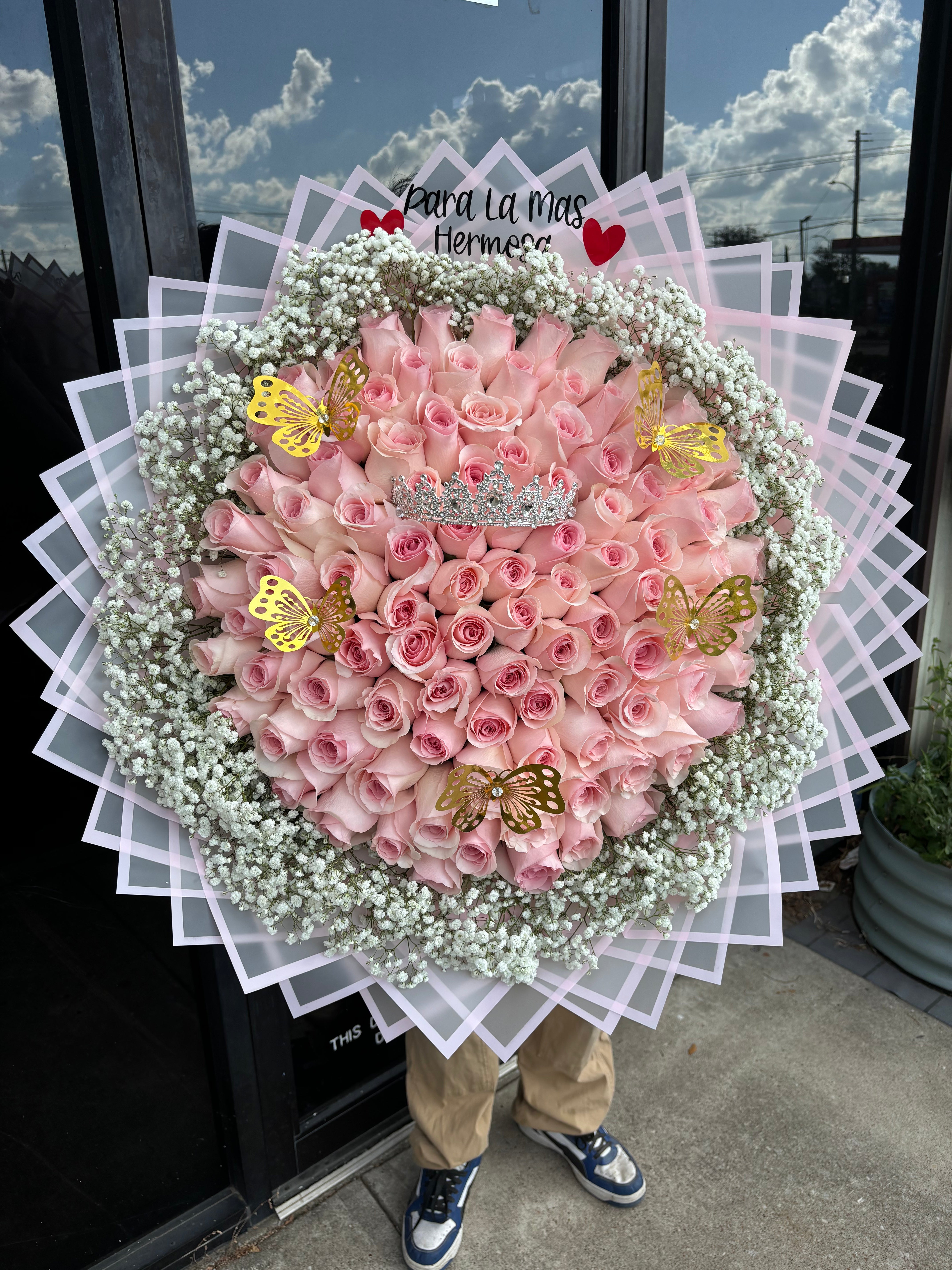 100 pinks deluxe with pink babysbreath rim 🎀