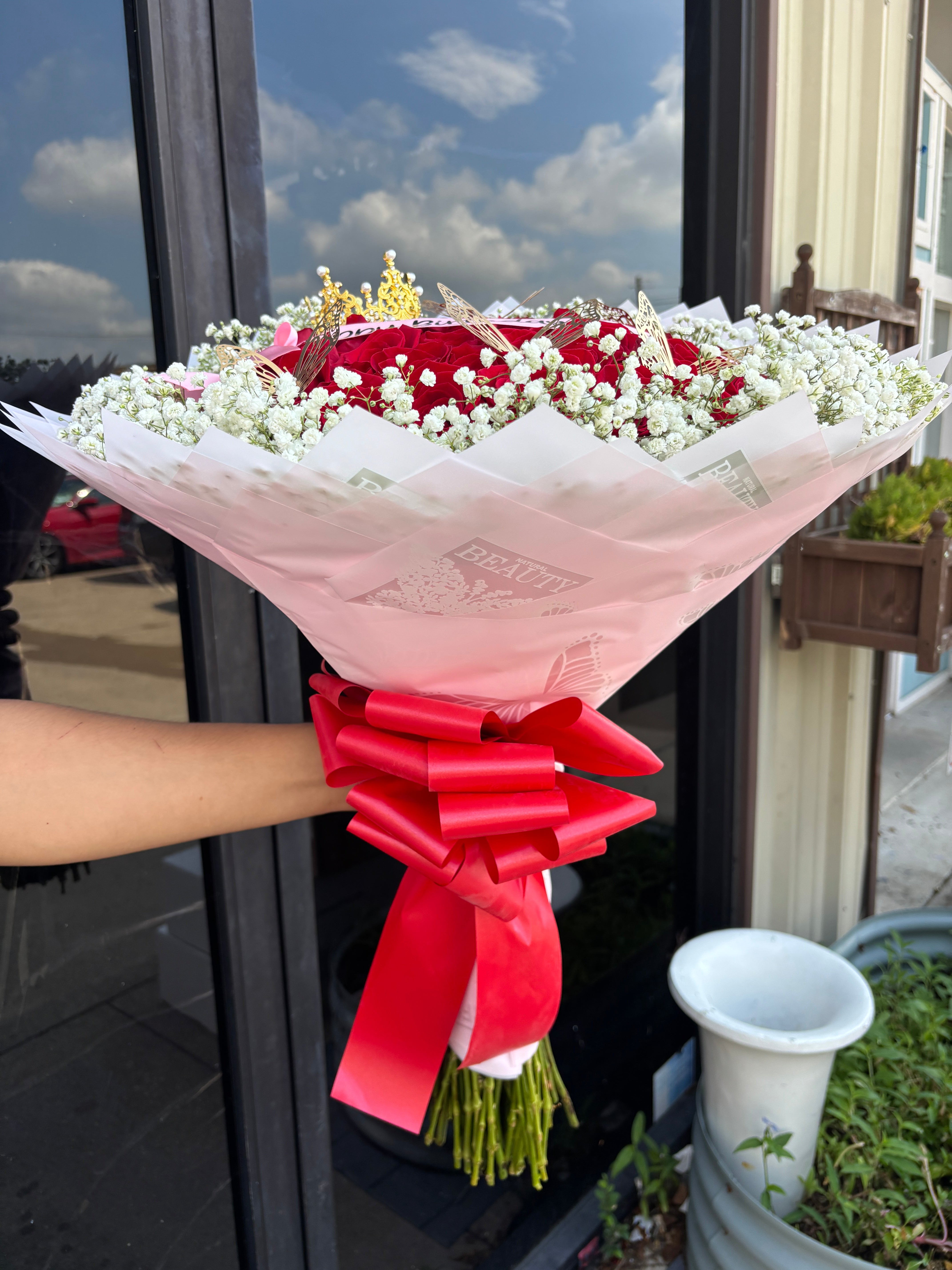 50 Finest Red Roses with babysbreath rim❤️