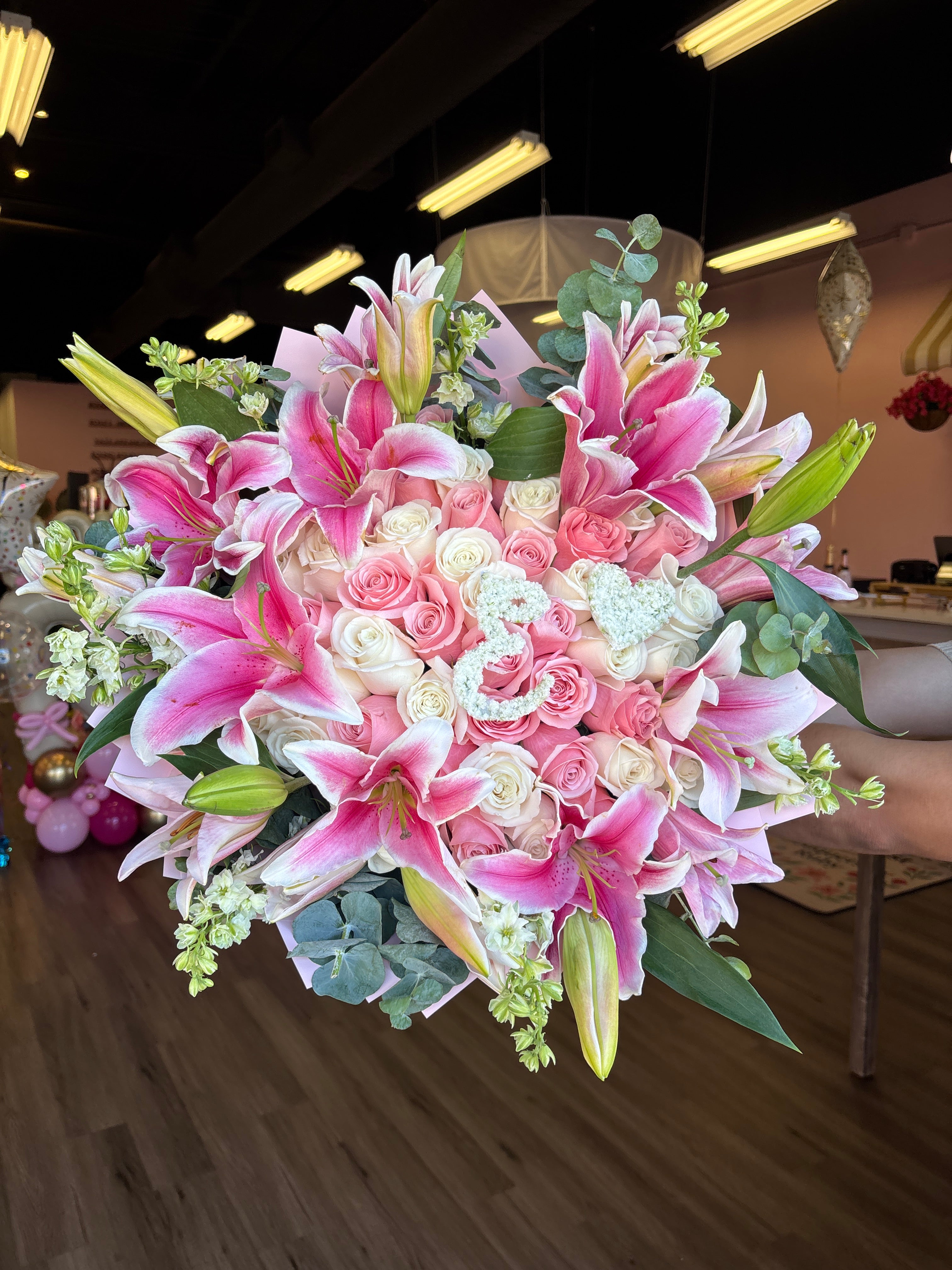 50 roses pink+ white and lilies + initial 💞
