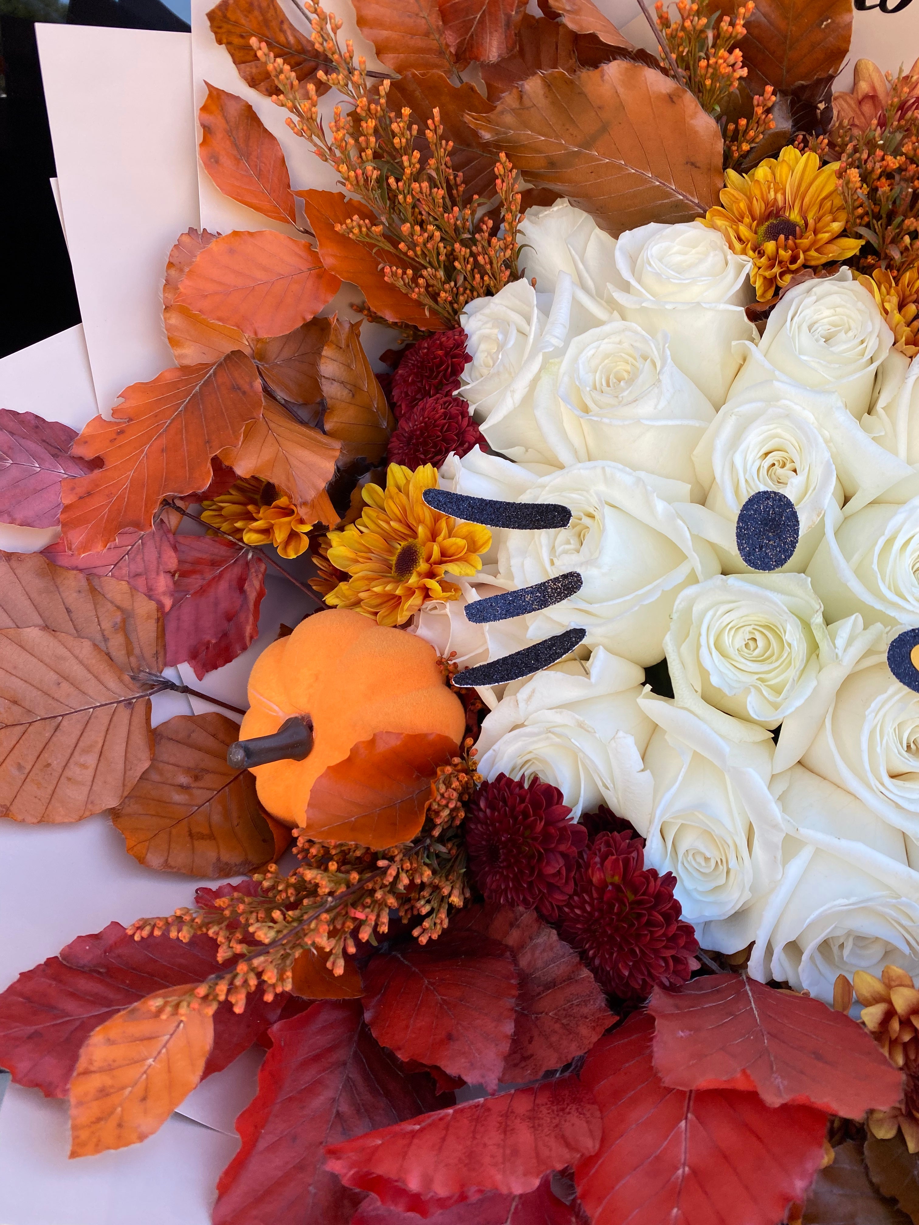 Original design : Hello Kitty face surrounded by fall flowers🍂
