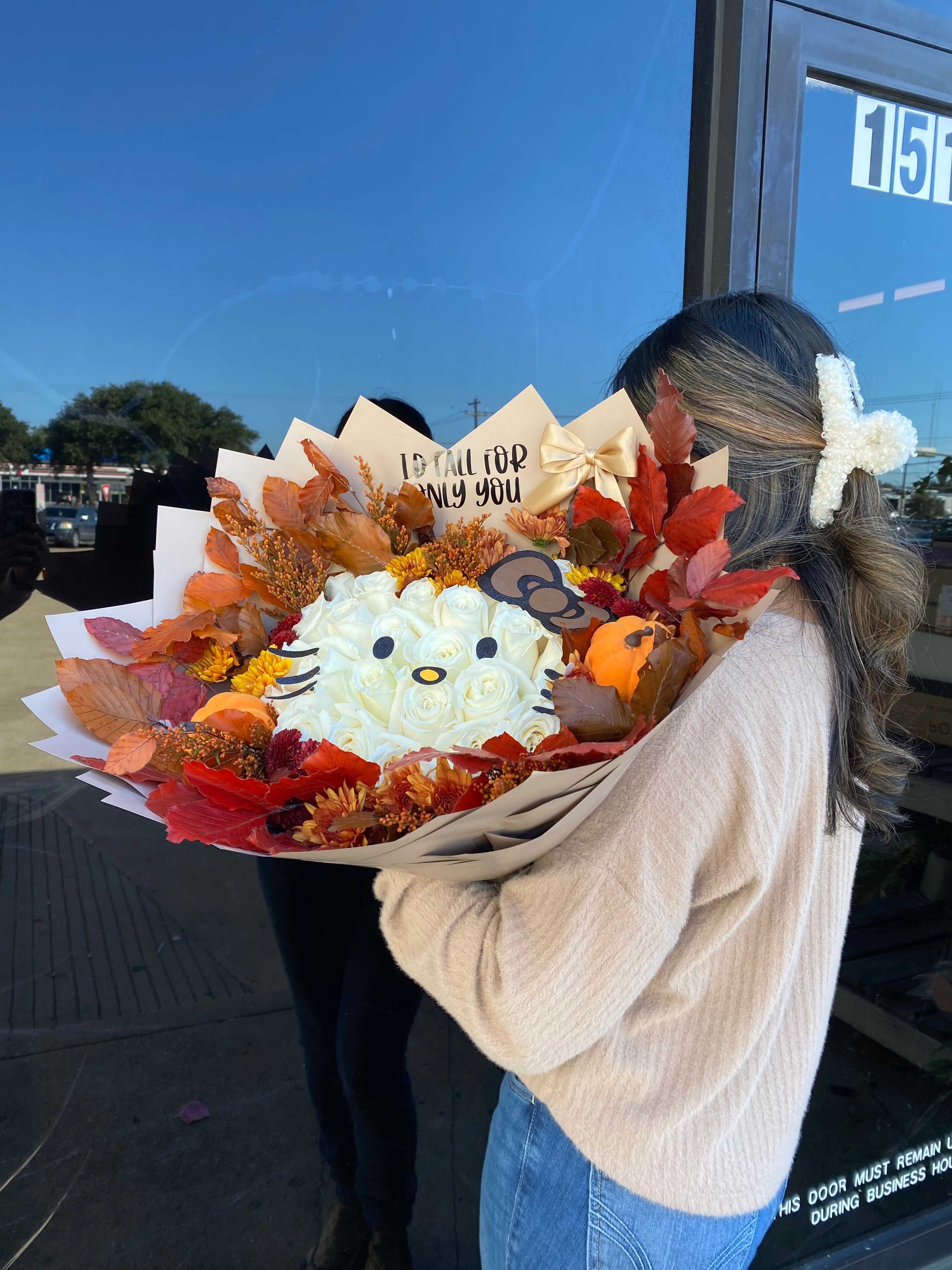 Original design : Hello Kitty face surrounded by fall flowers🍂