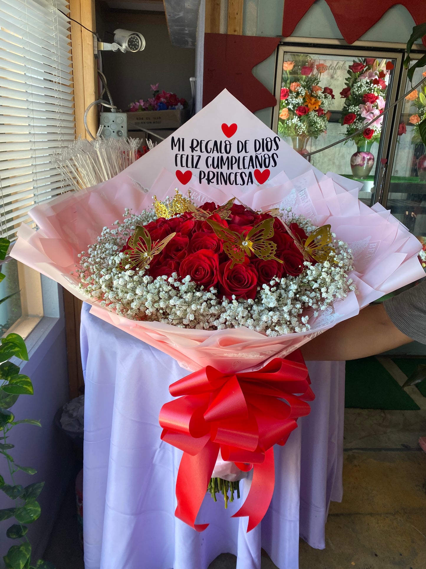 36 Red Rose with babysbreath rim & mini crown|Butterflies❤️