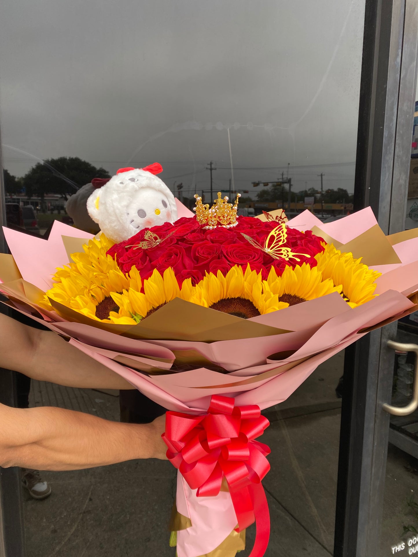 Hello kitty Plush surrounded by 50 roses + Sunflower Rim around