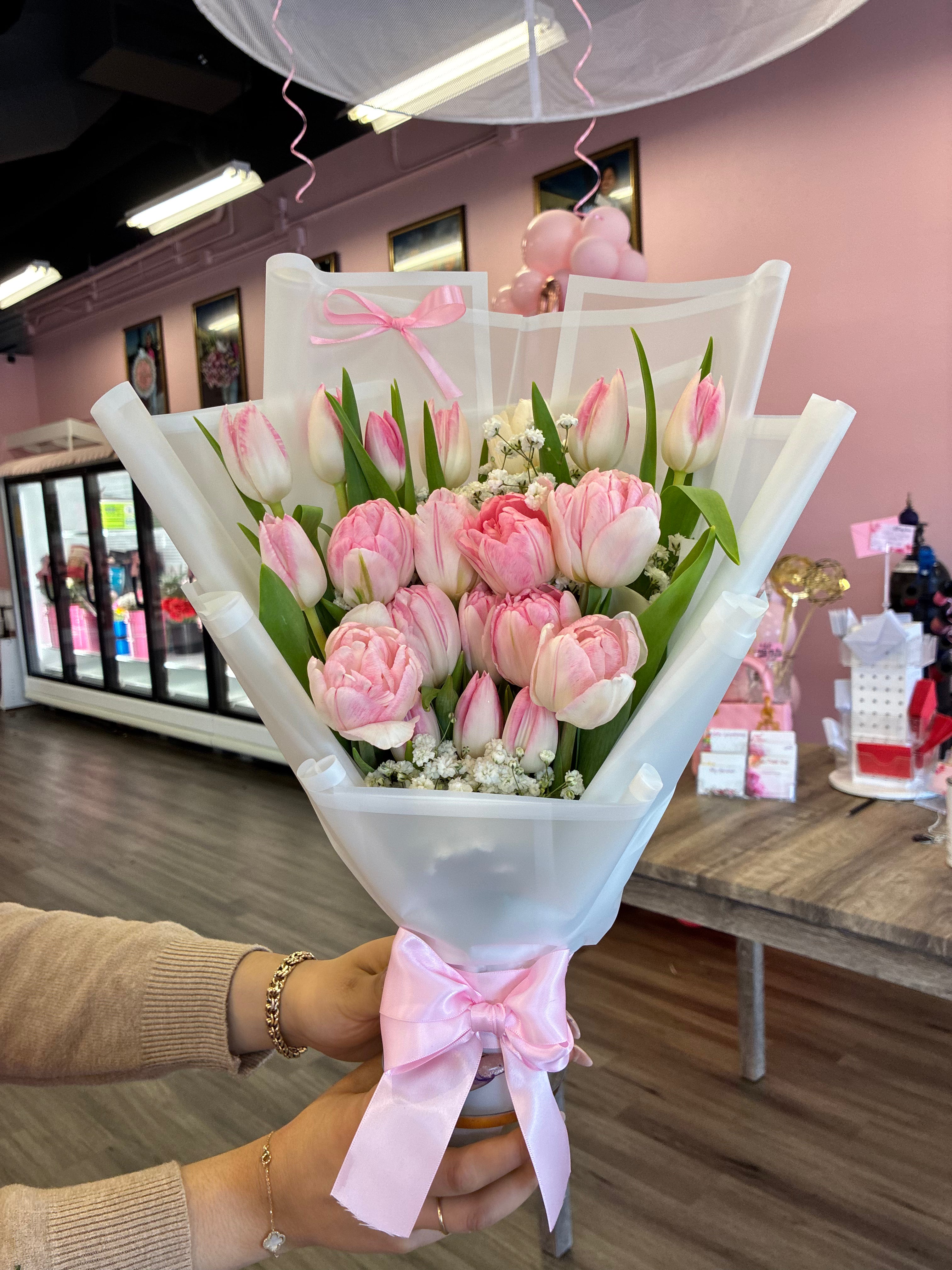 10 pink tulips + snoopy coquette 🎀