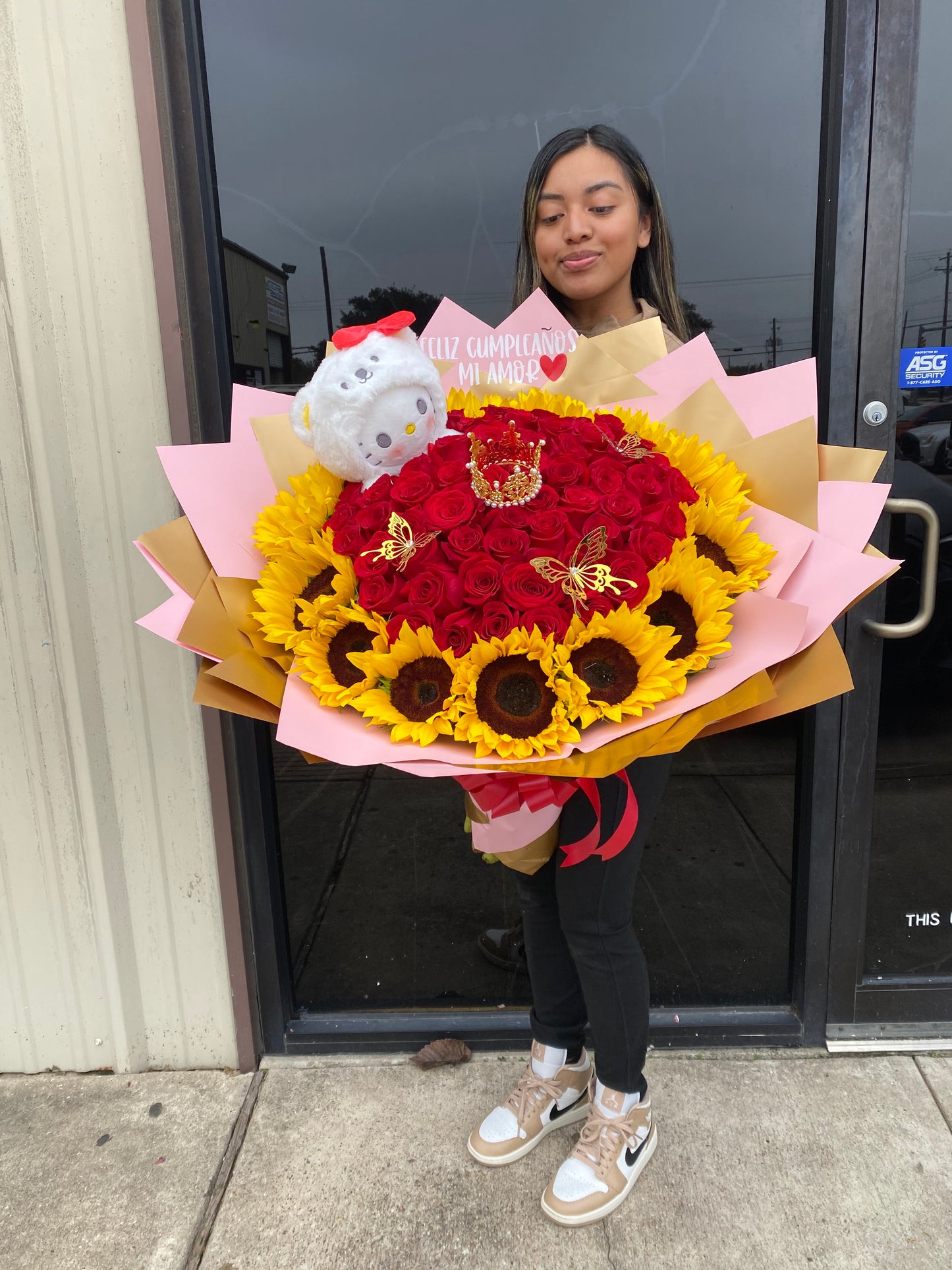 Hello kitty Plush surrounded by 50 roses + Sunflower Rim around