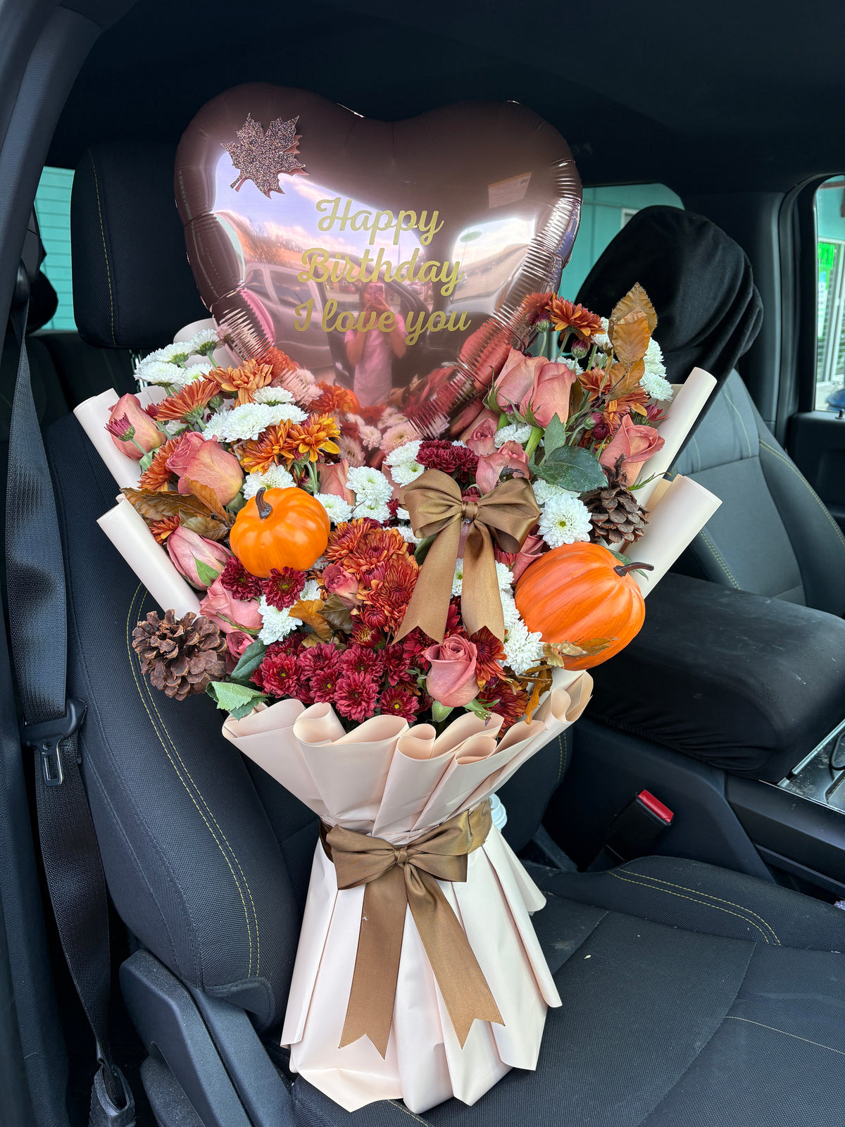 I’m falling for you 🍂🤎 Balloon + flower bouquet