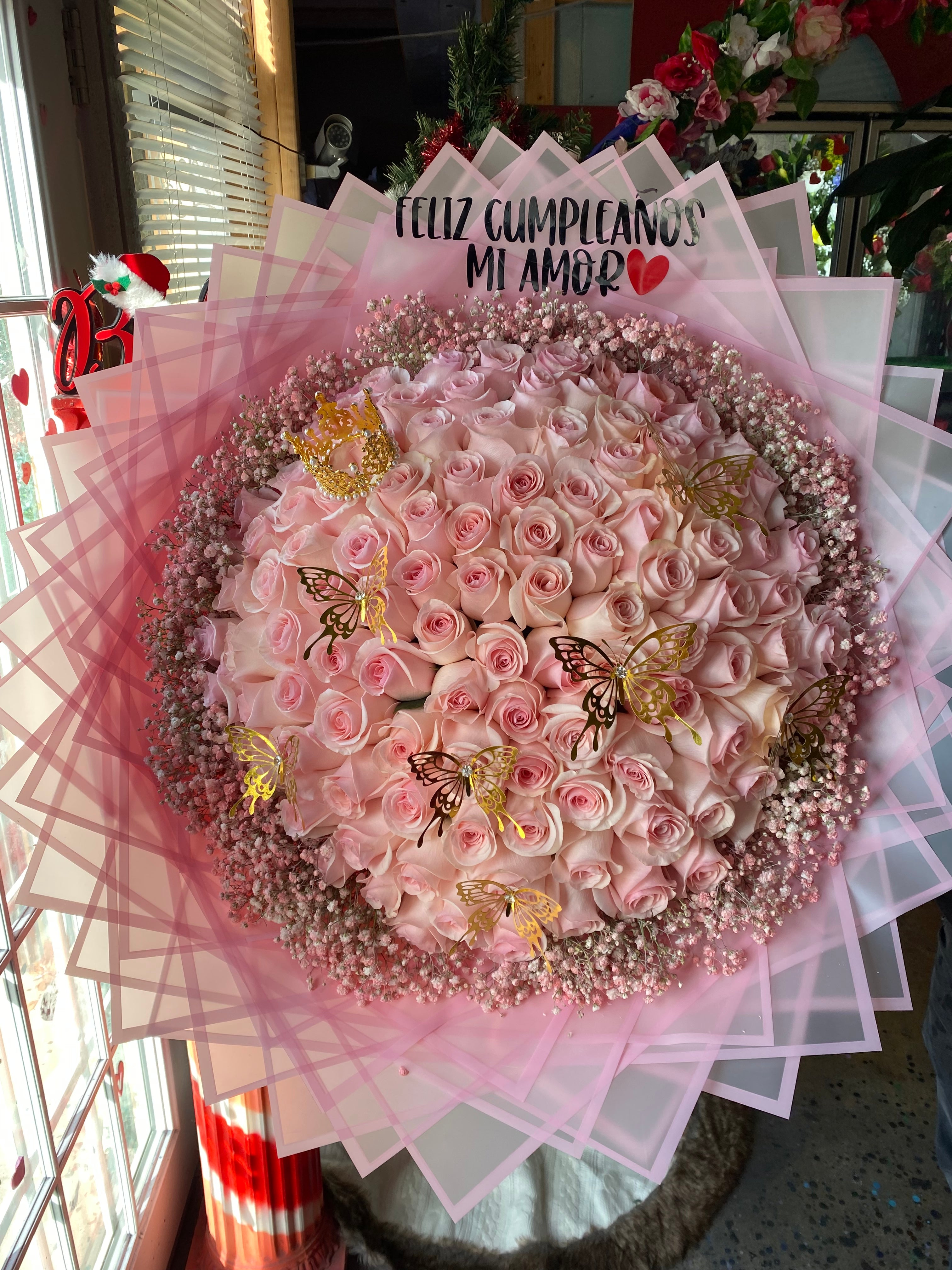 100 pinks deluxe with pink babysbreath rim 🎀