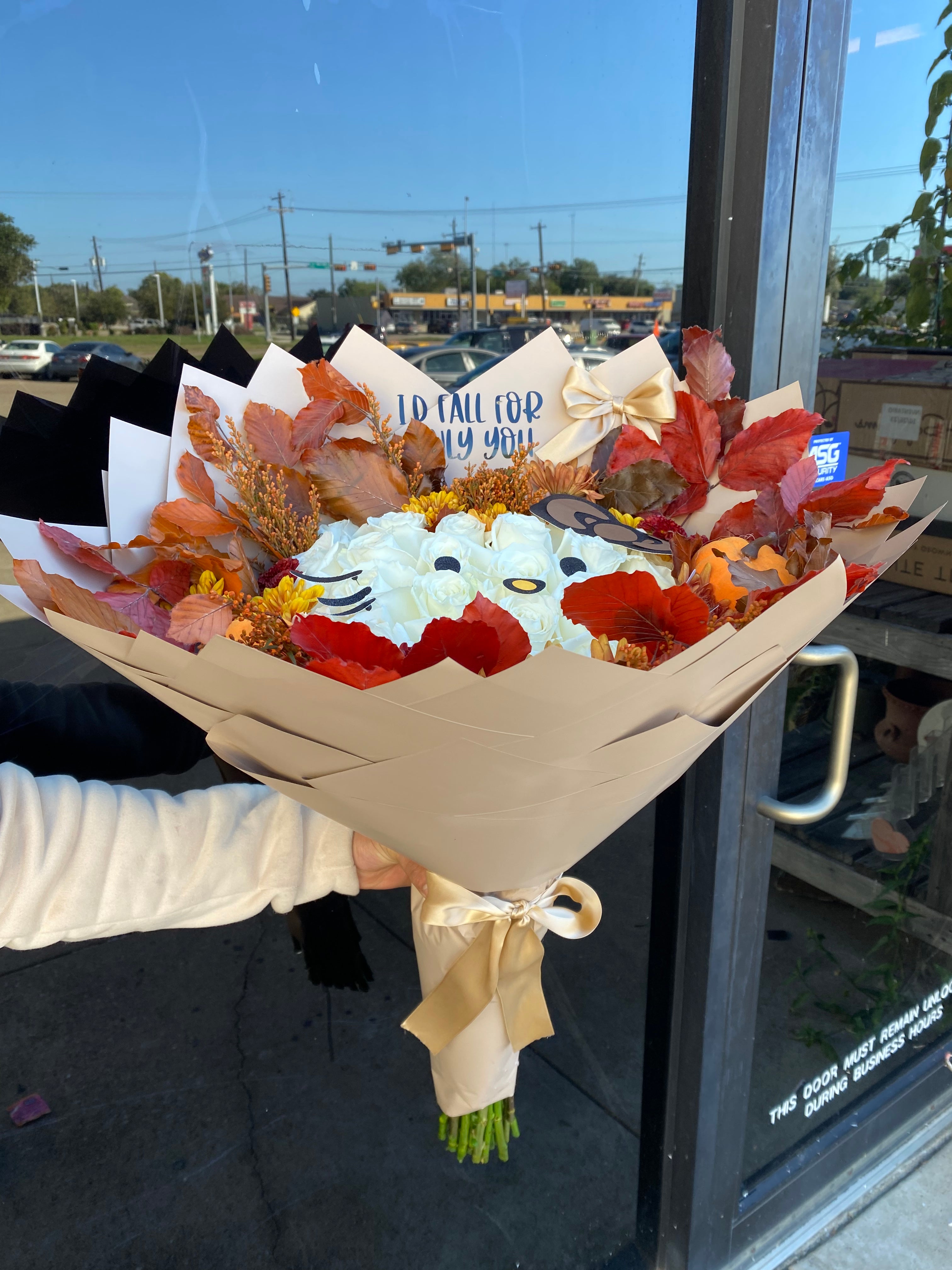 Original design : Hello Kitty face surrounded by fall flowers🍂