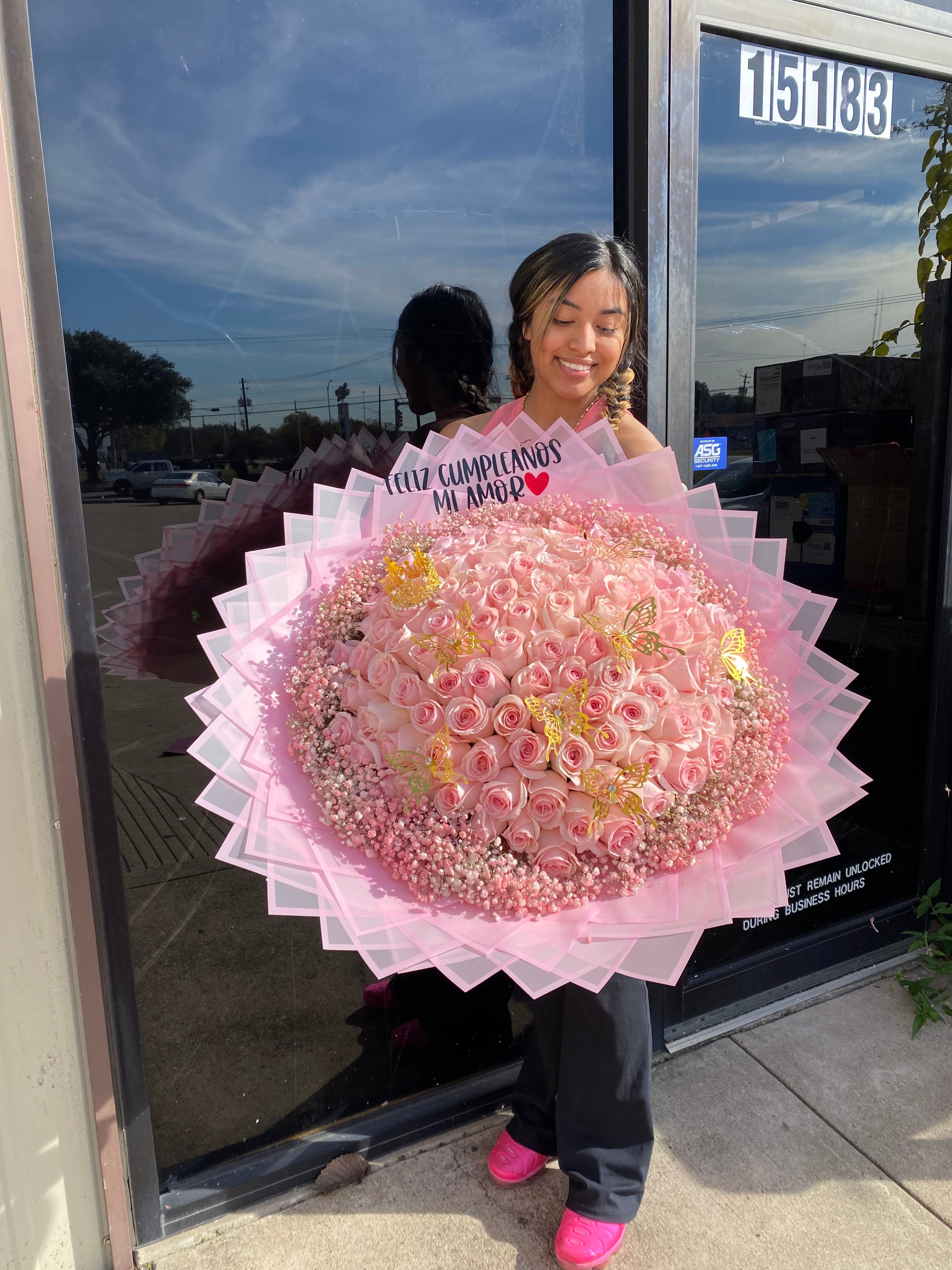100 pinks deluxe with pink babysbreath rim 🎀