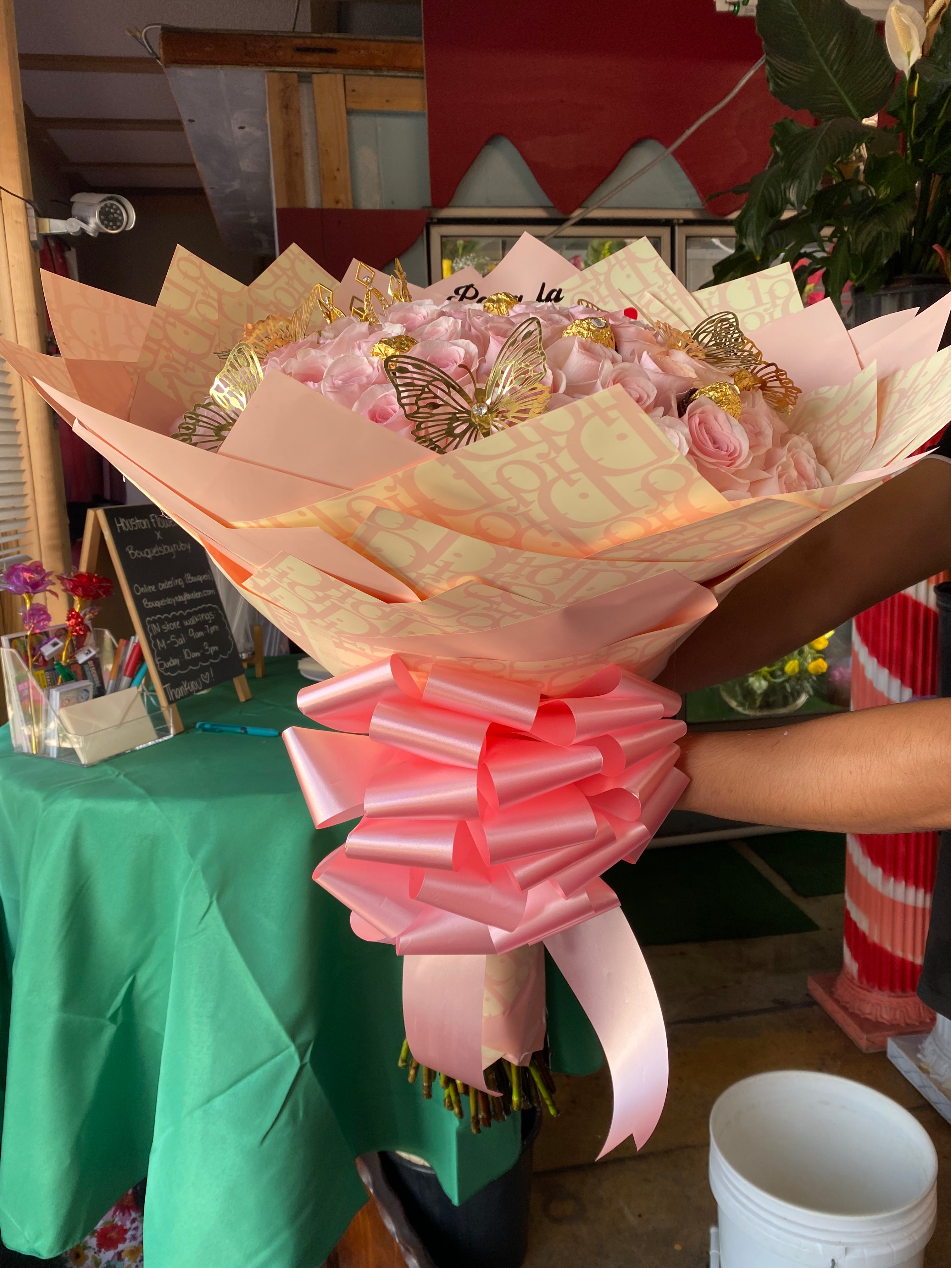 75 Pink Rose Deluxe with chocolate 🍫