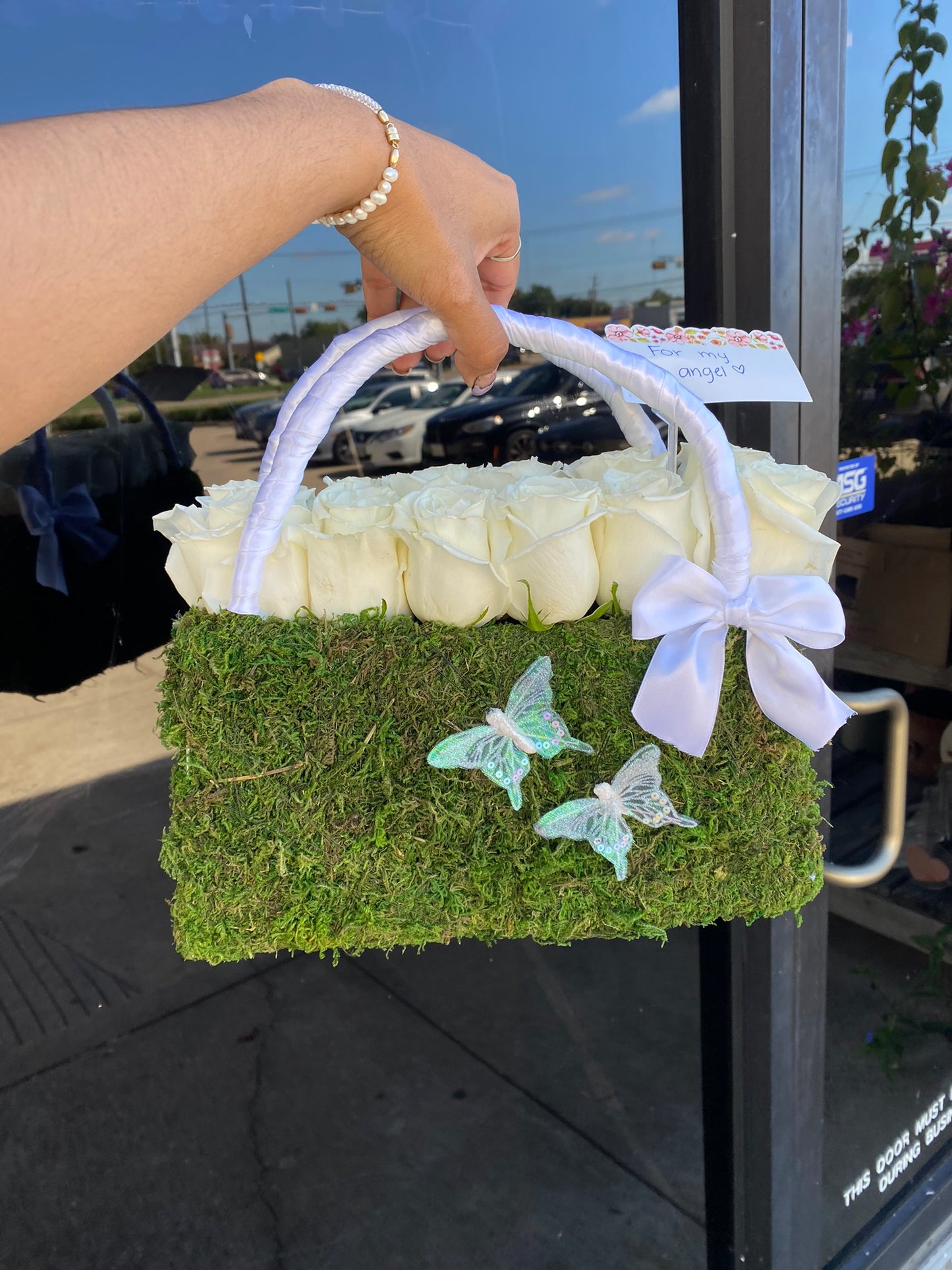 White floral hand purse 🤍