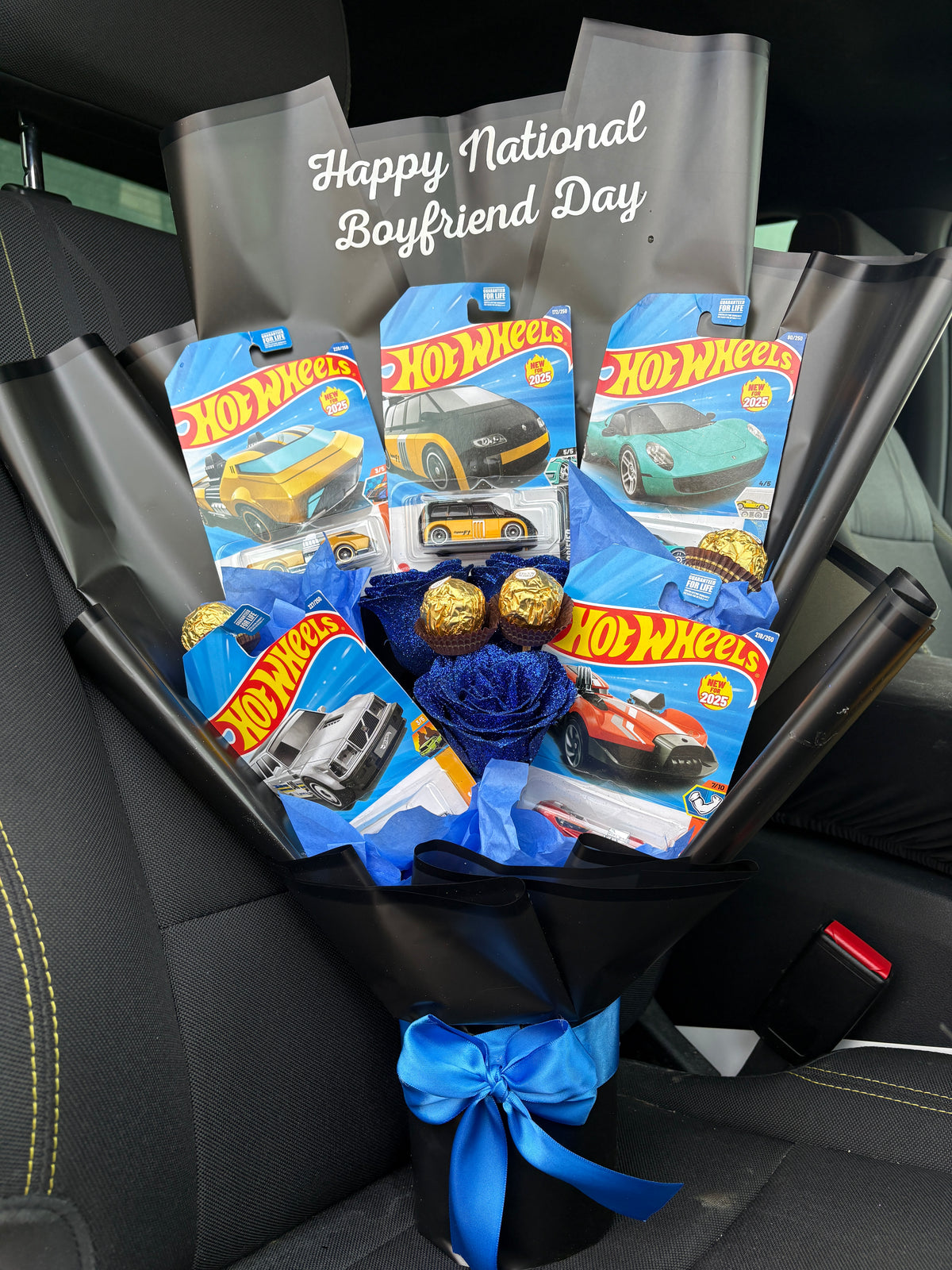 Mystery 5 cars + 3 roses black bouquet + 4 chocoates💙