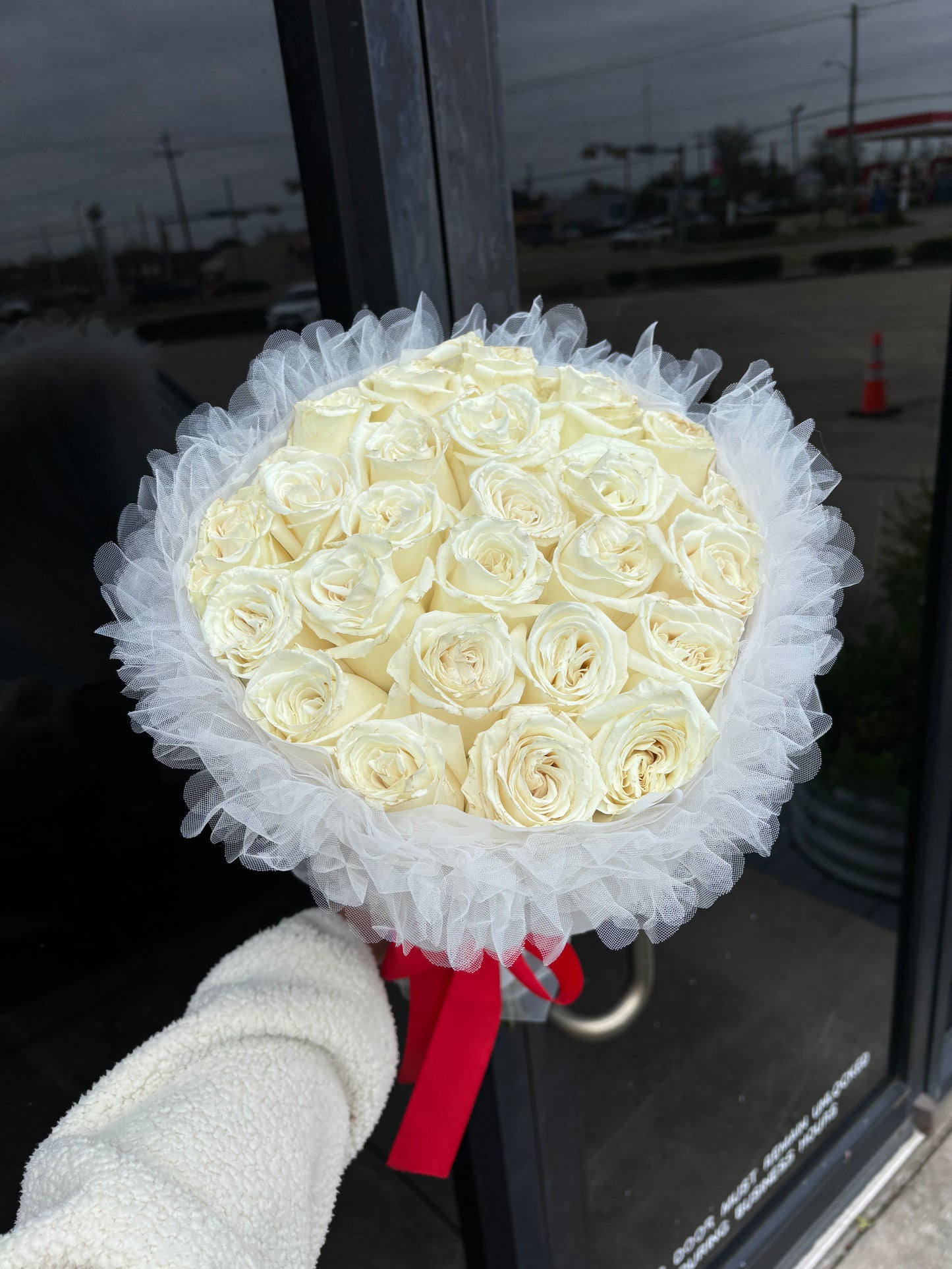 White roses + tulle 🌸