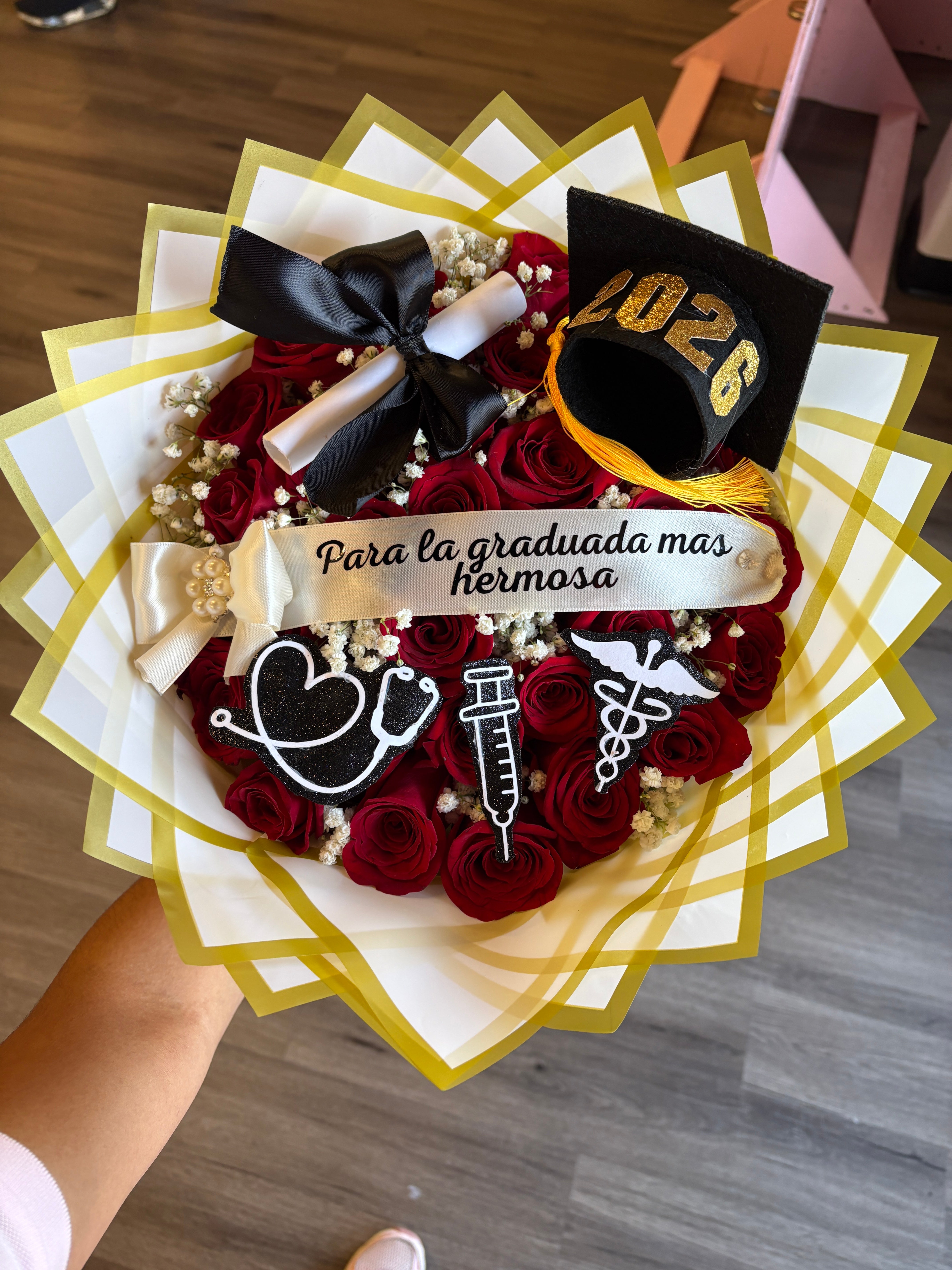 30 ct Red roses + medical theme decor 🎓