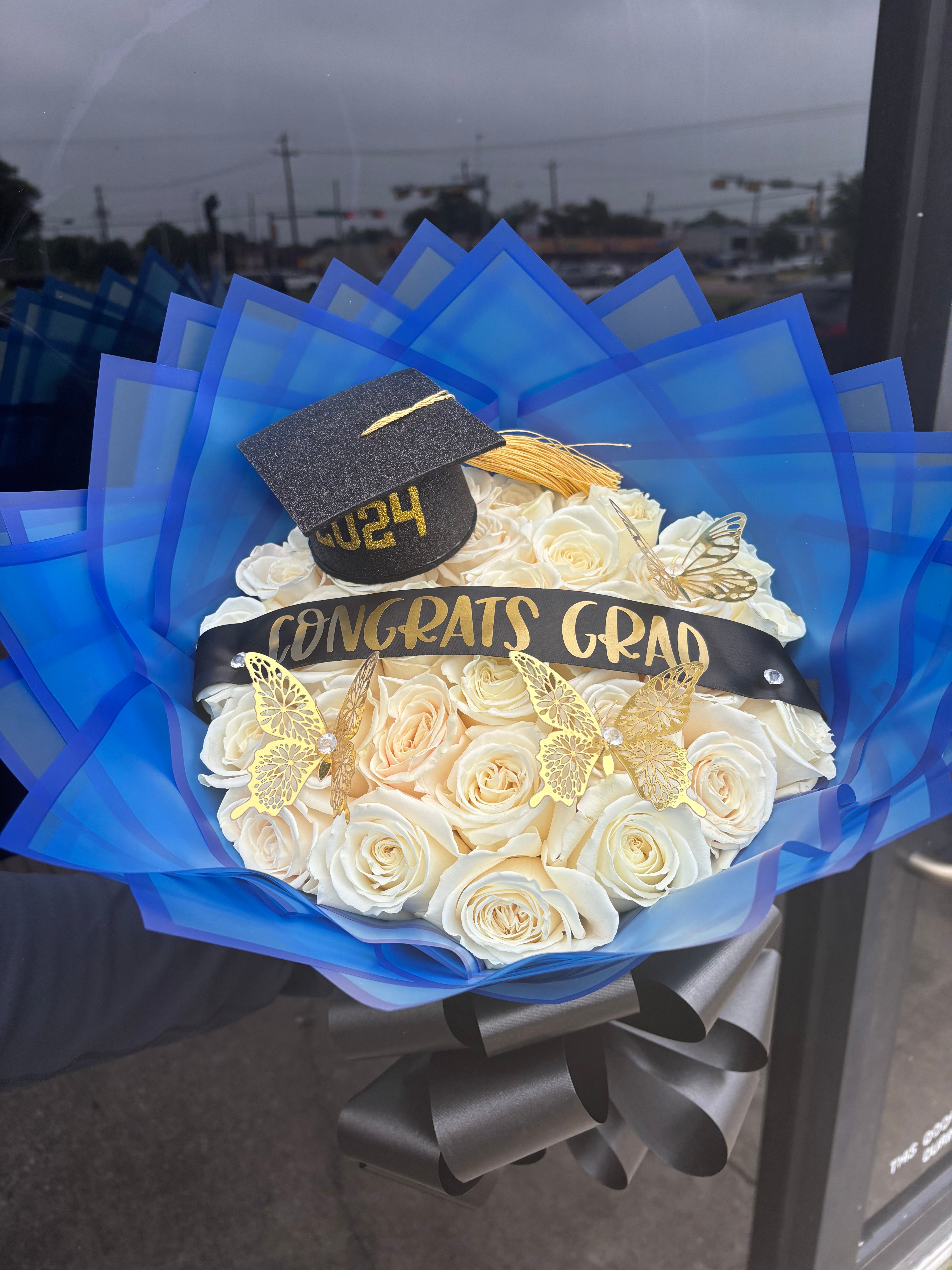 24 white rose grad bouquet🎓