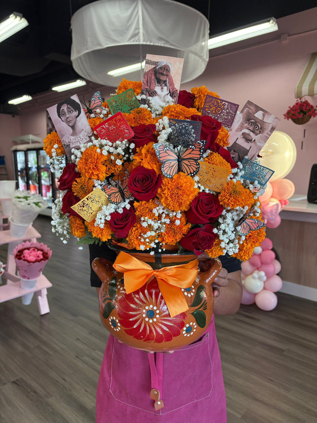 12 red roses + 2 bunchCempasuchil photo memory deluxe 🧡🕯️