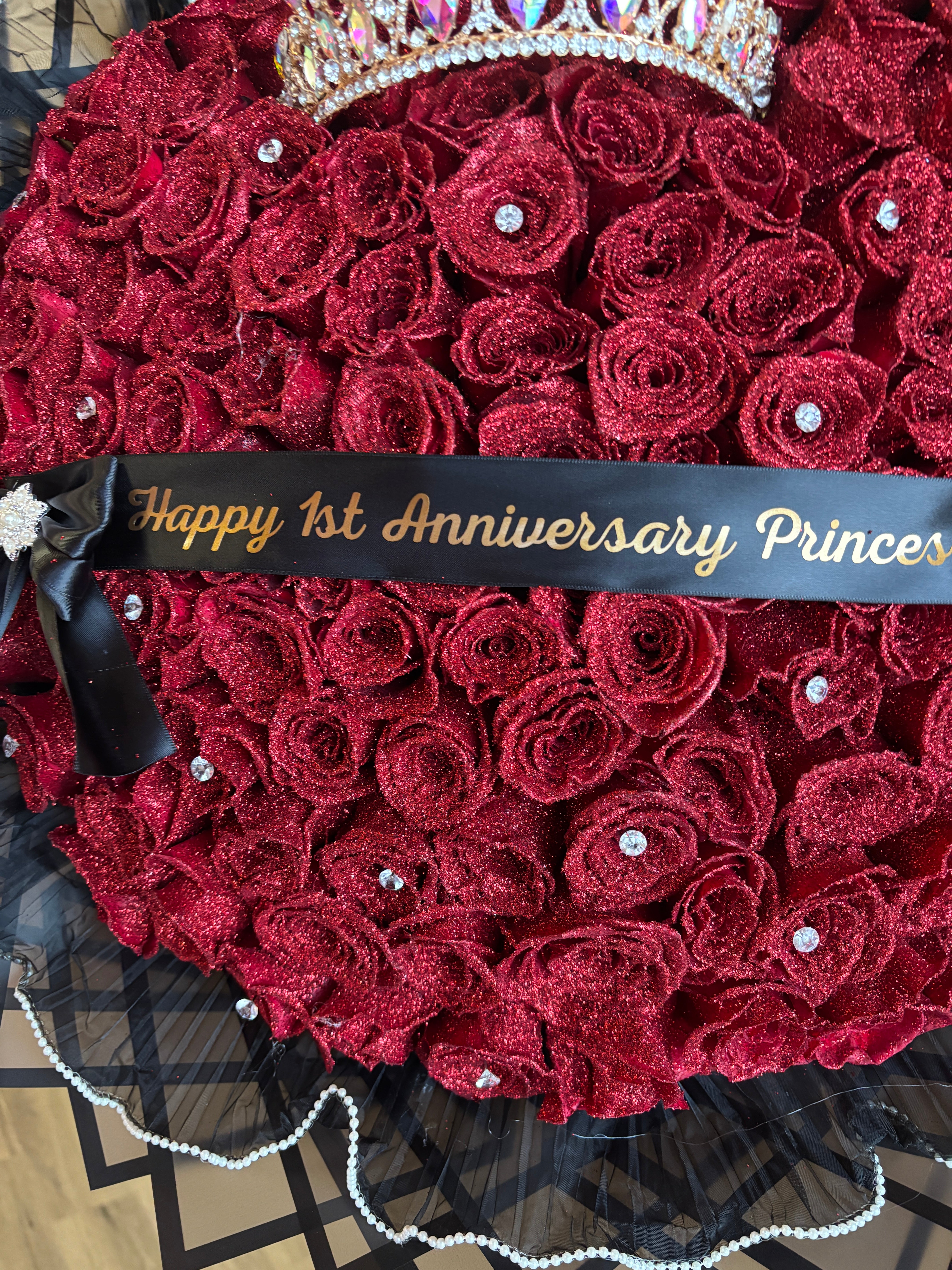 100 red glittered long stem roses💘