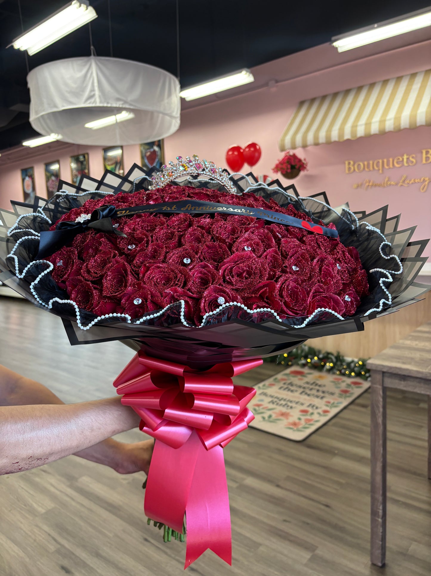 100 red glittered long stem roses💘