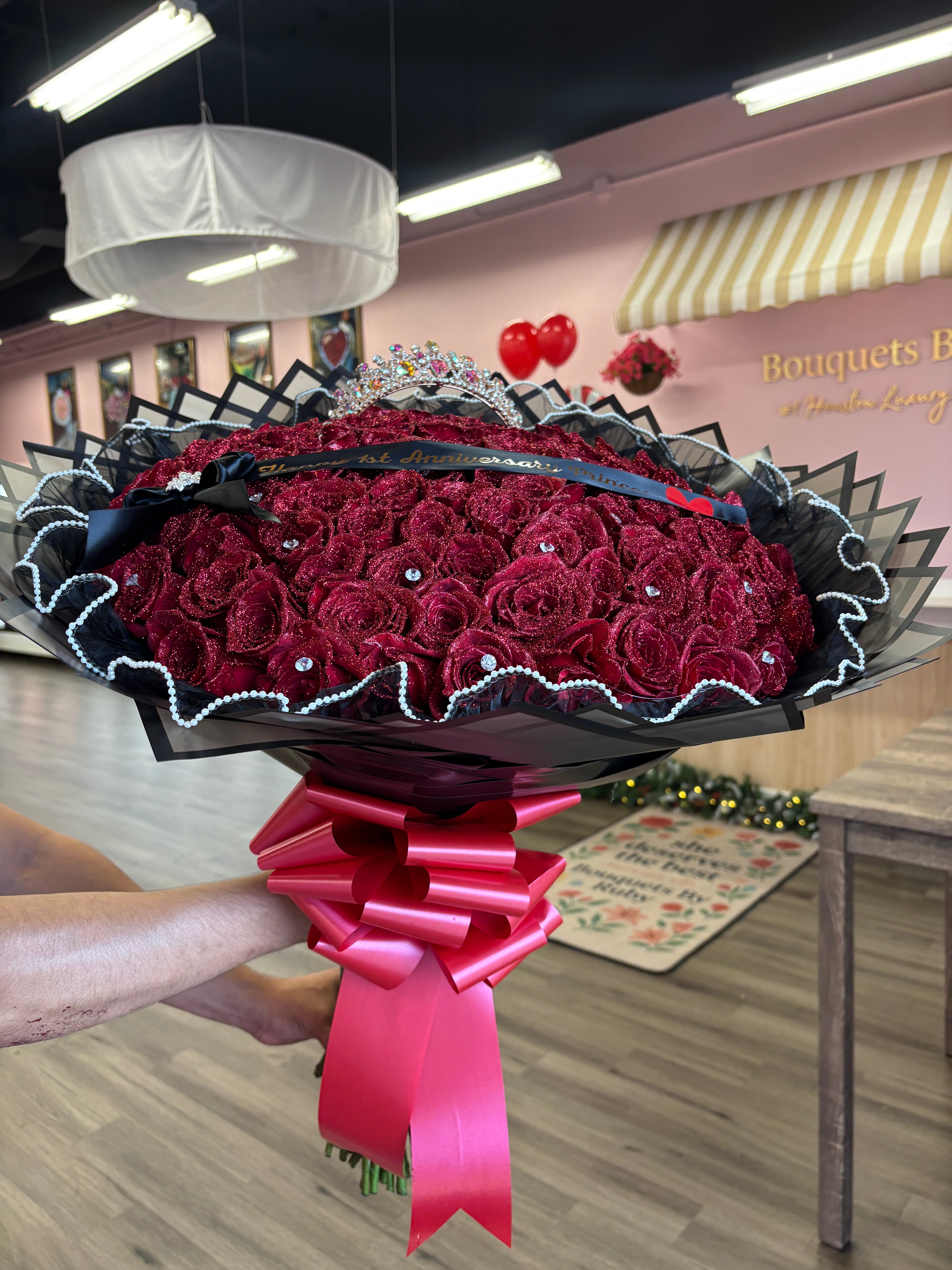 100 red glittered long stem roses💘