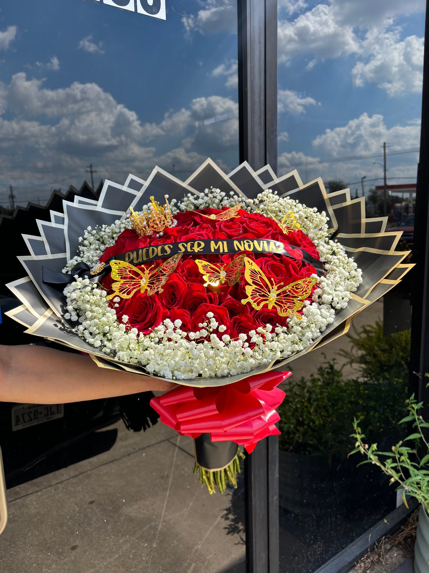 50 Finest Red Roses with babysbreath rim❤️