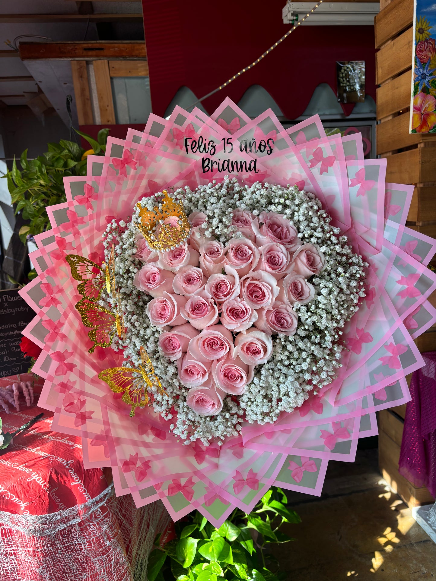 24 rose heart with babysbreath rim🎀