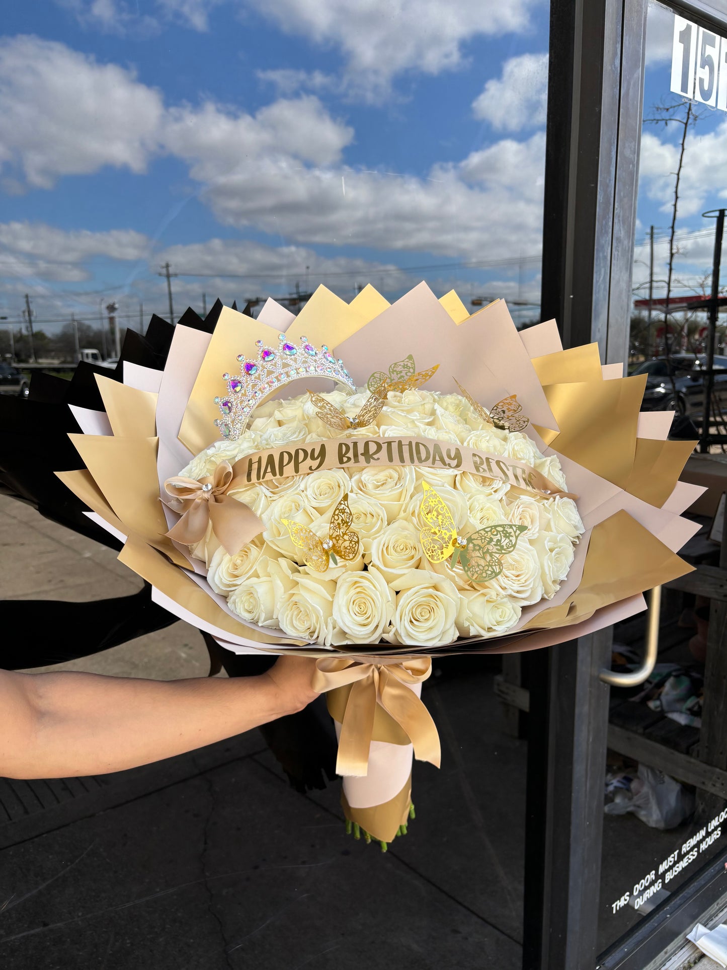 50 soft white roses with golden add ons✨