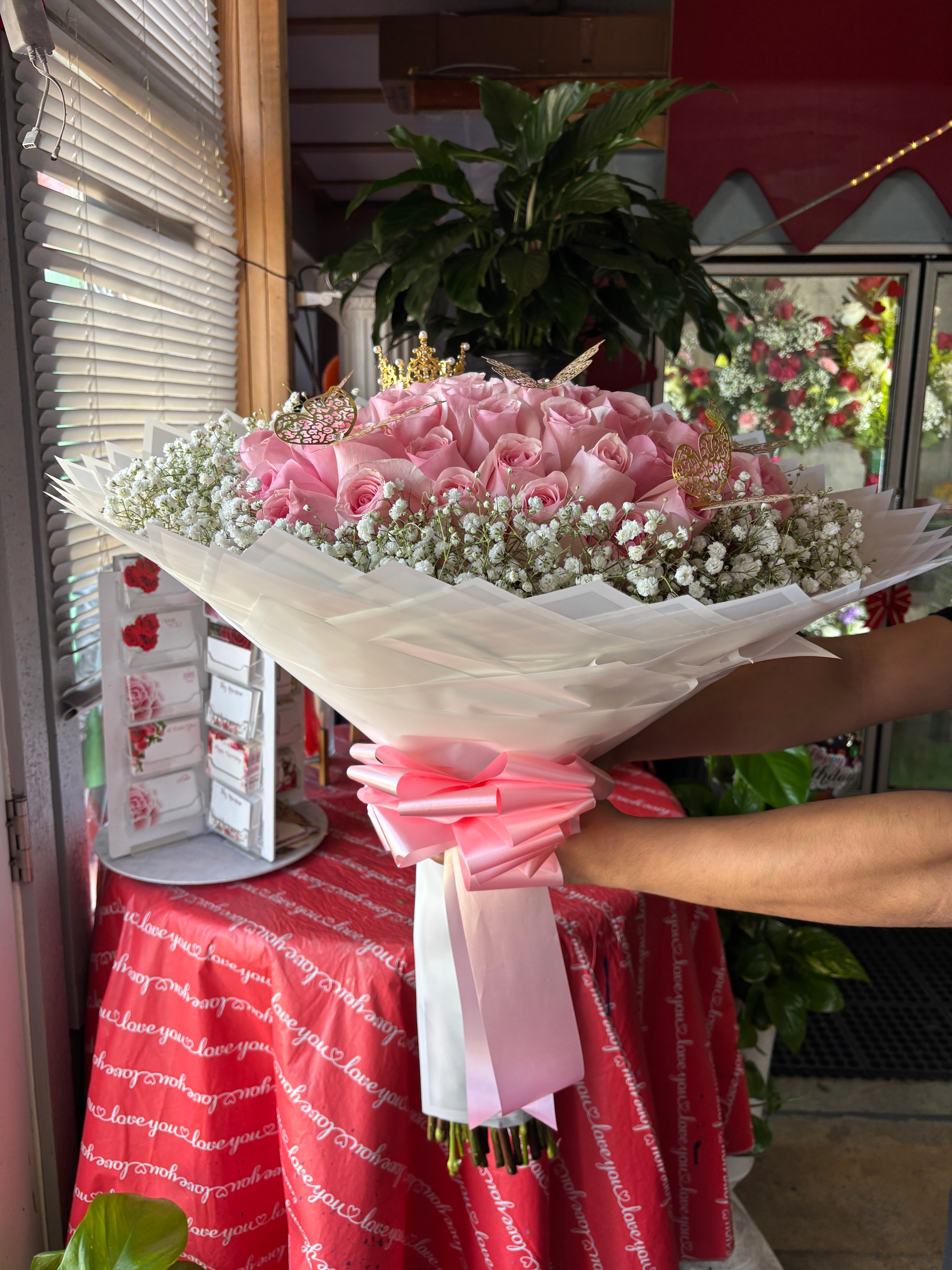 50 pink roses + babysbreath 💖