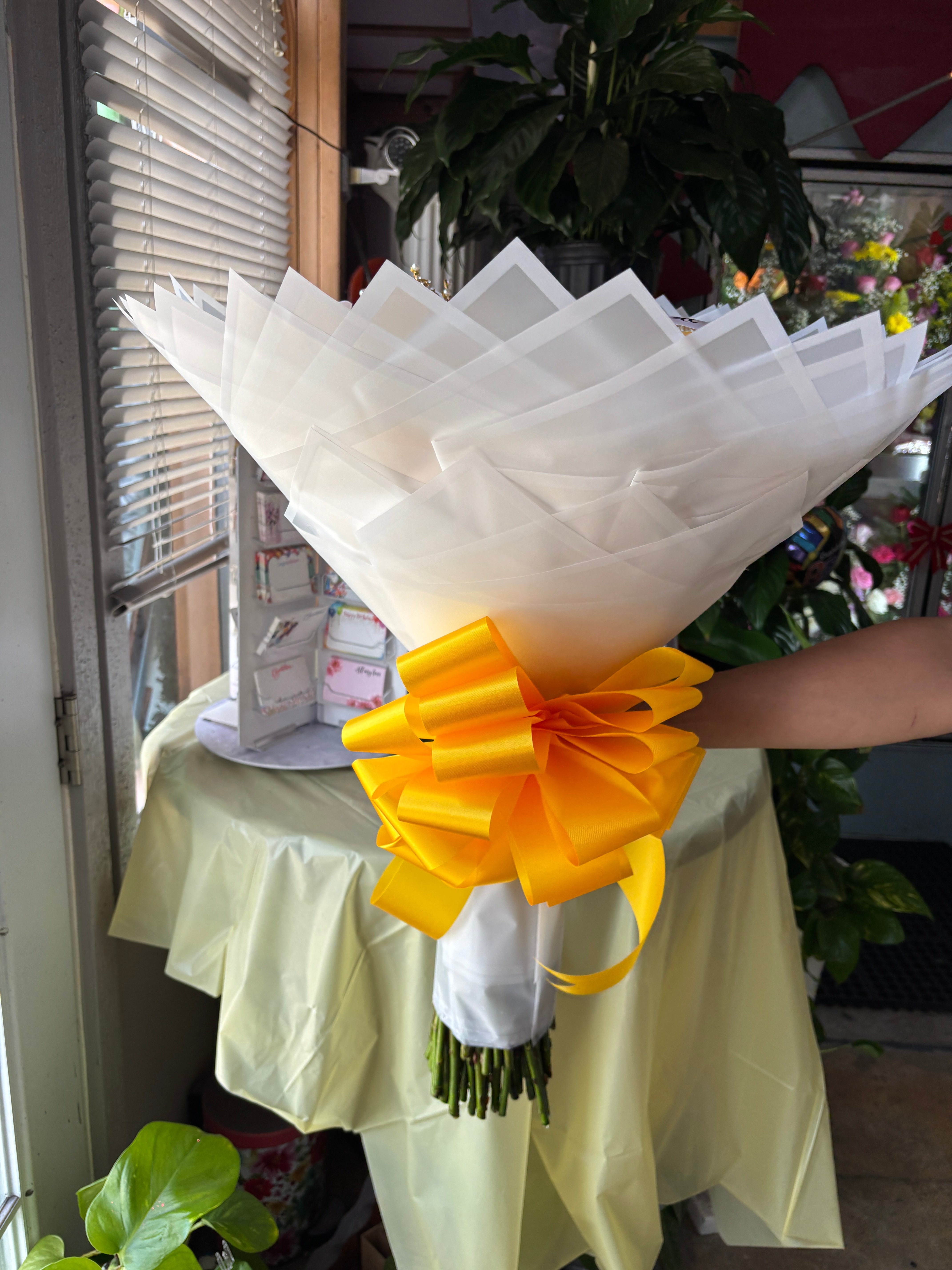 75 diamond love white &yellow roses ✨