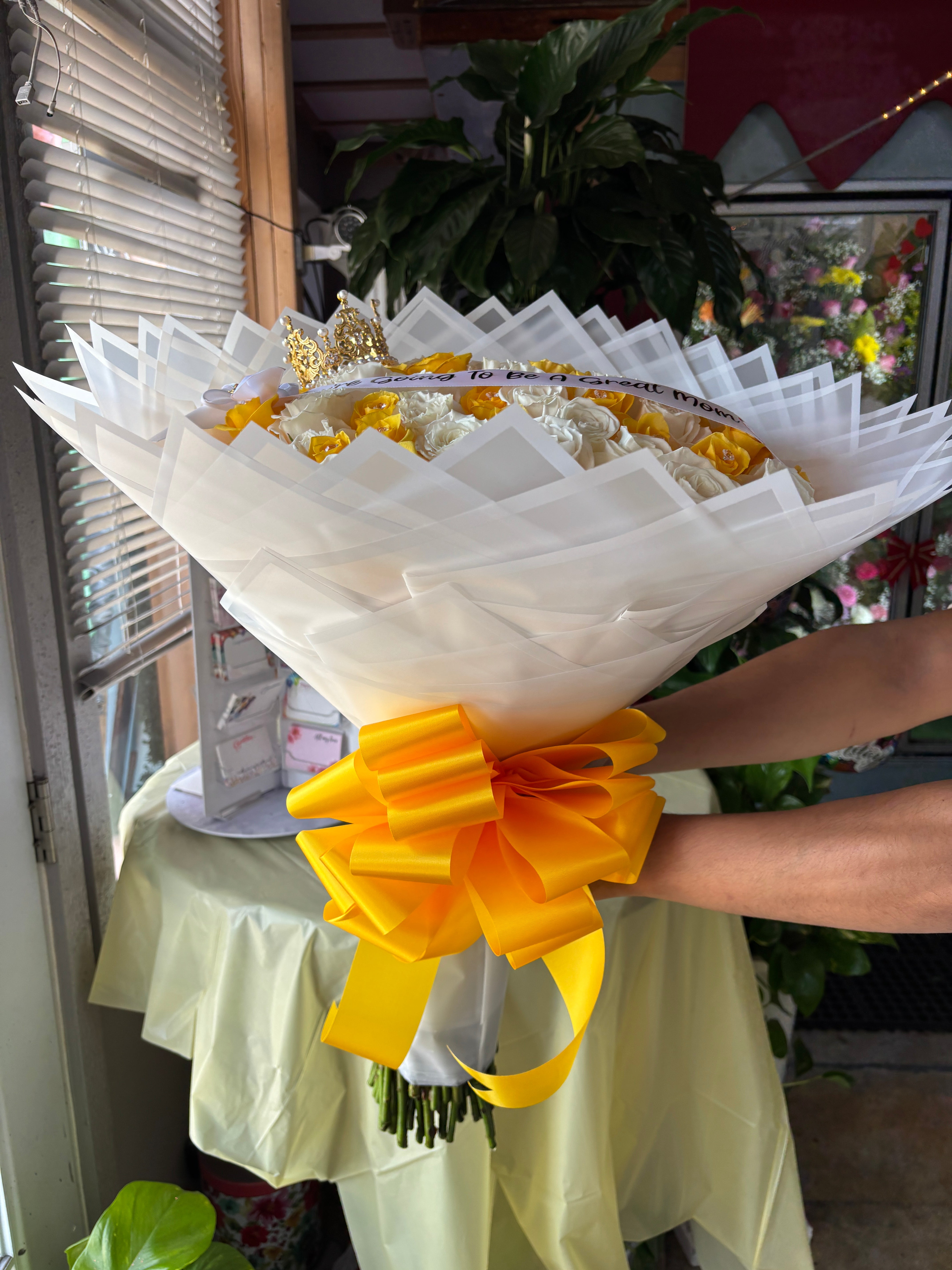 75 diamond love white &yellow roses ✨