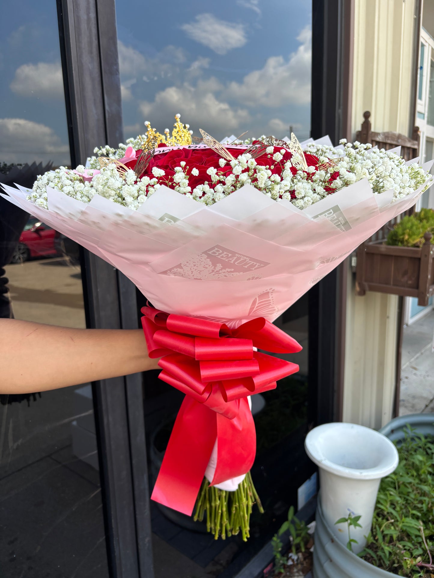50 Finest Red Roses with babysbreath rim❤️