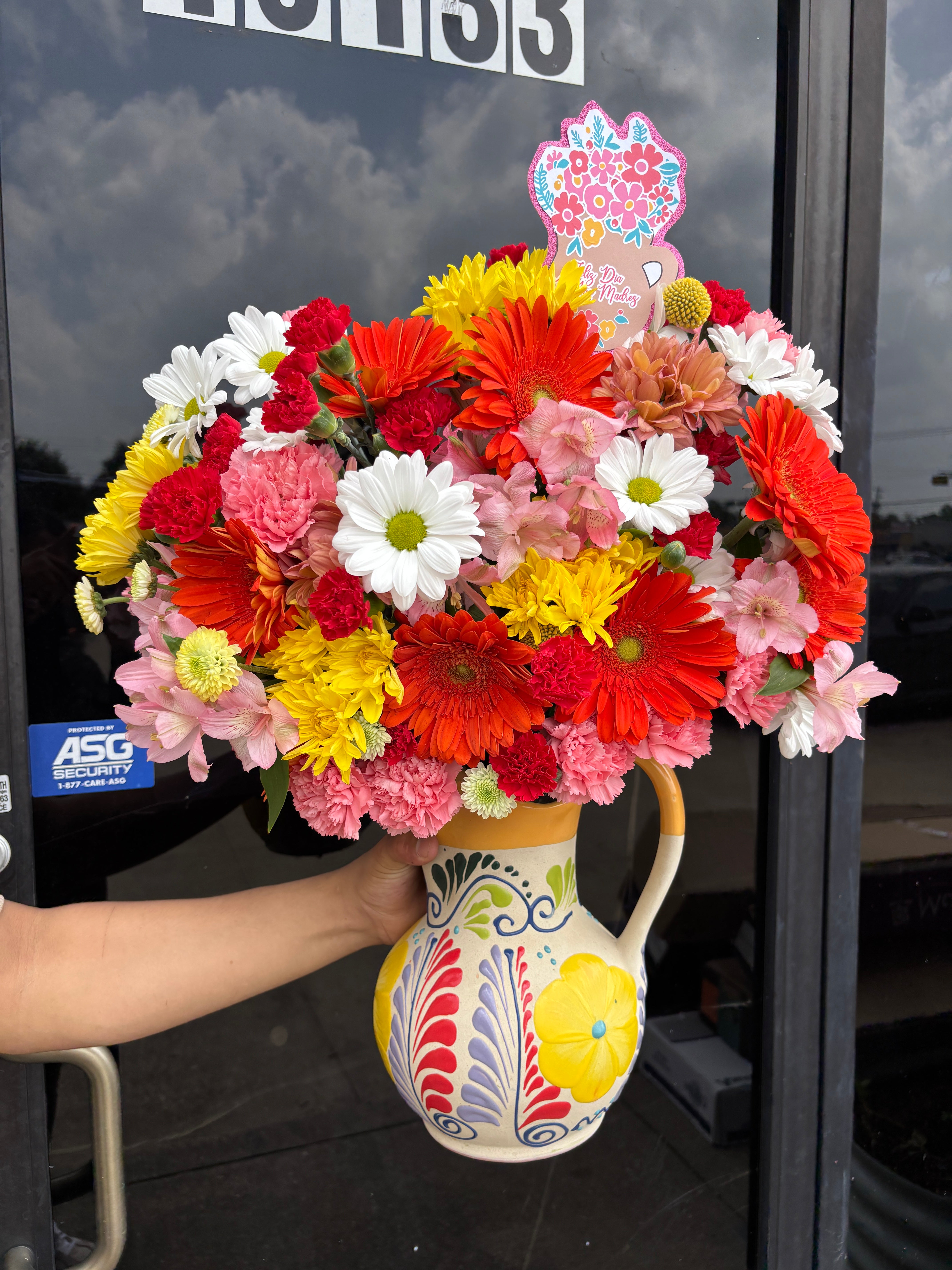 Jarron Barro Vase + Mix colorful flowers 🧡