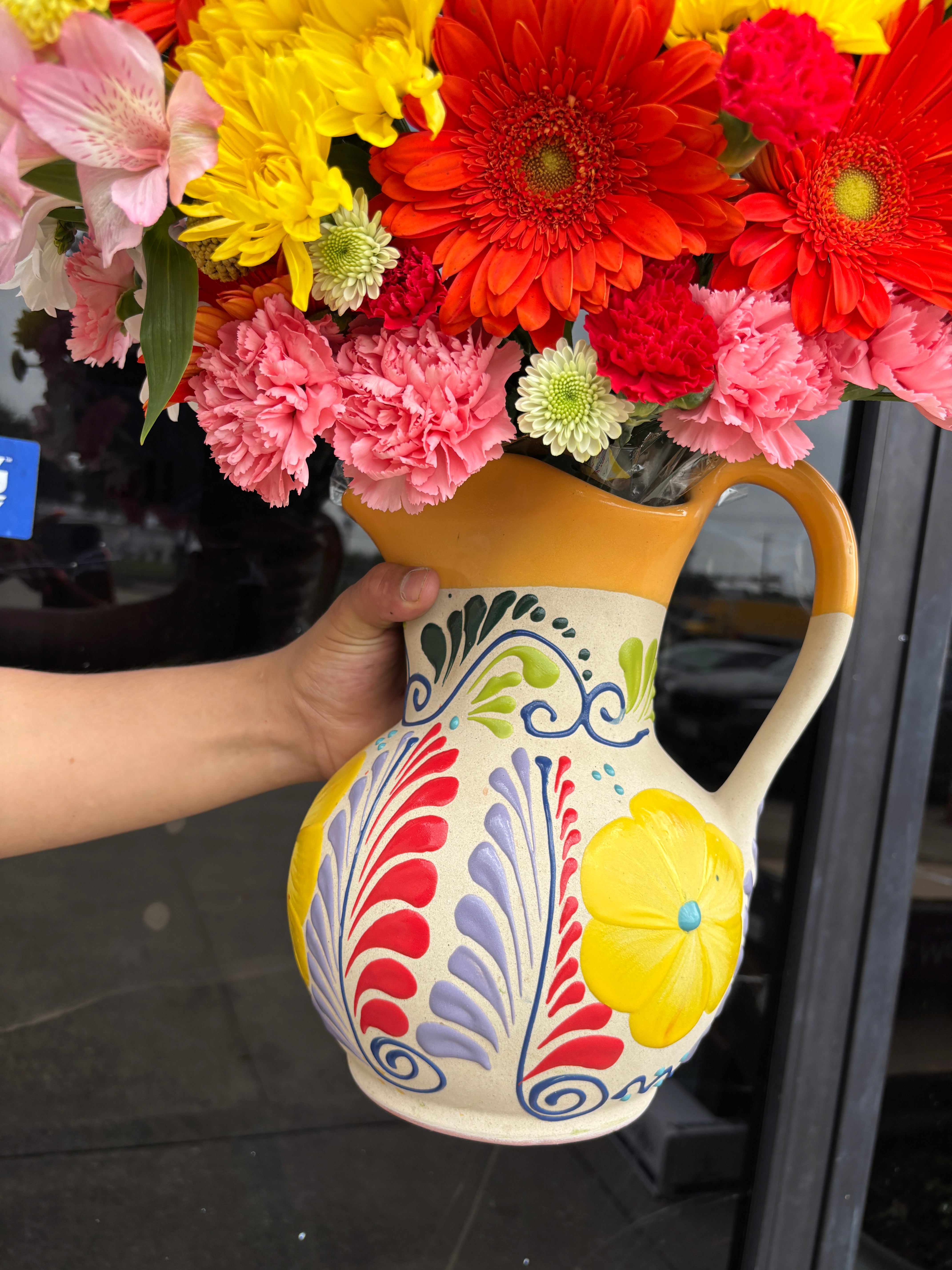 Jarron Barro Vase + Mix colorful flowers 🧡