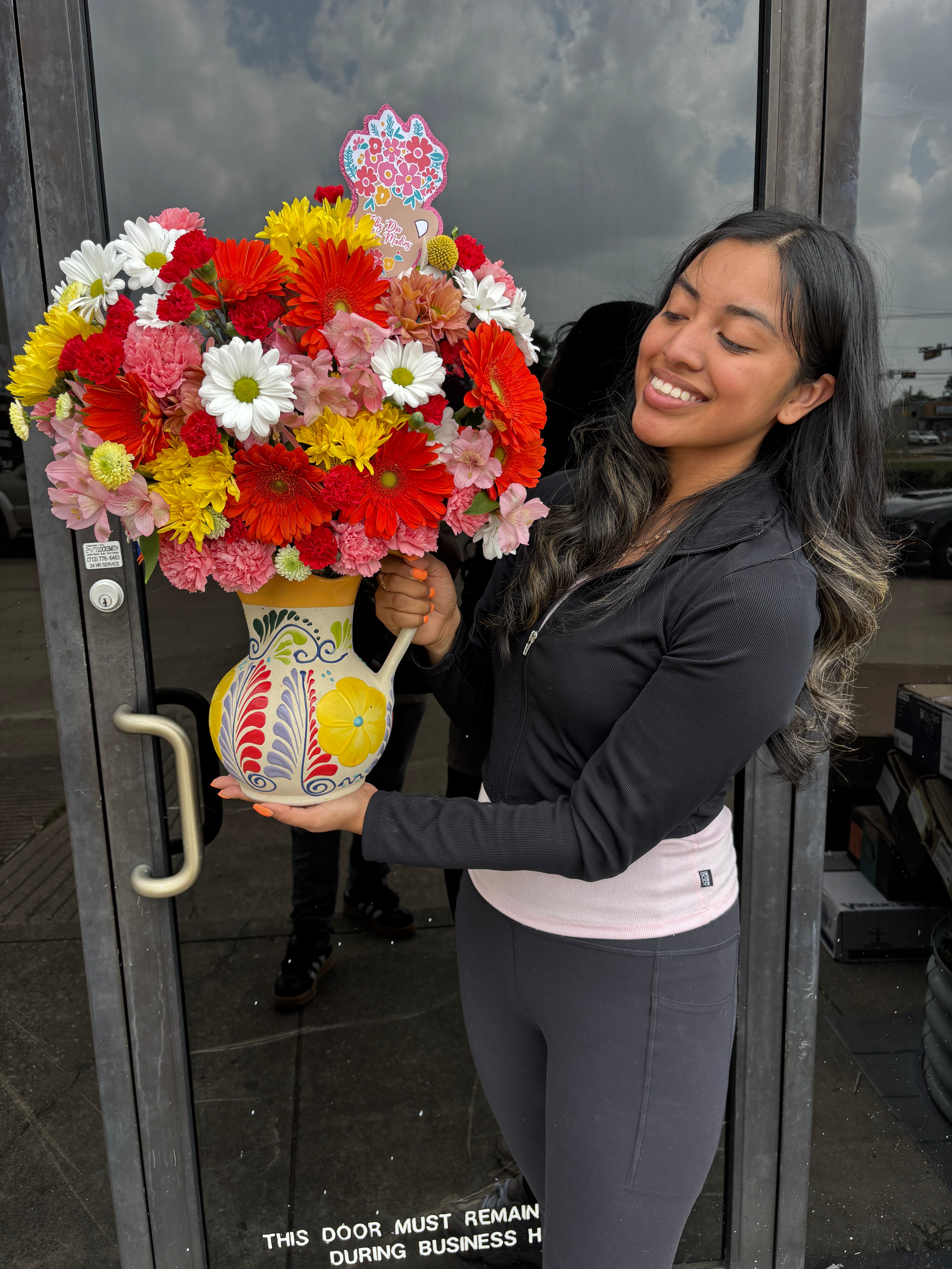 Jarron Barro Vase + Mix colorful flowers 🧡