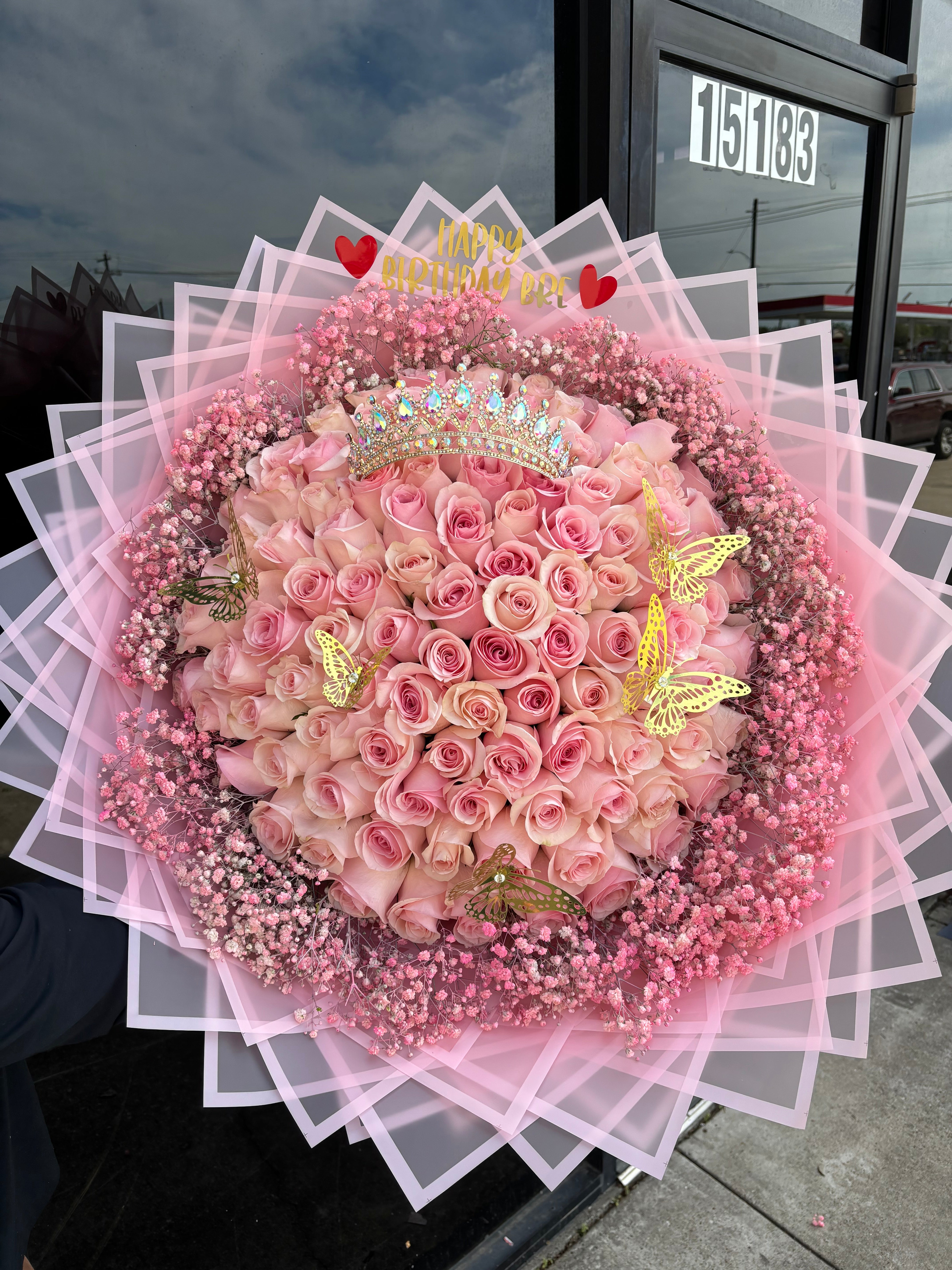 100 pinks deluxe with pink babysbreath rim 🎀