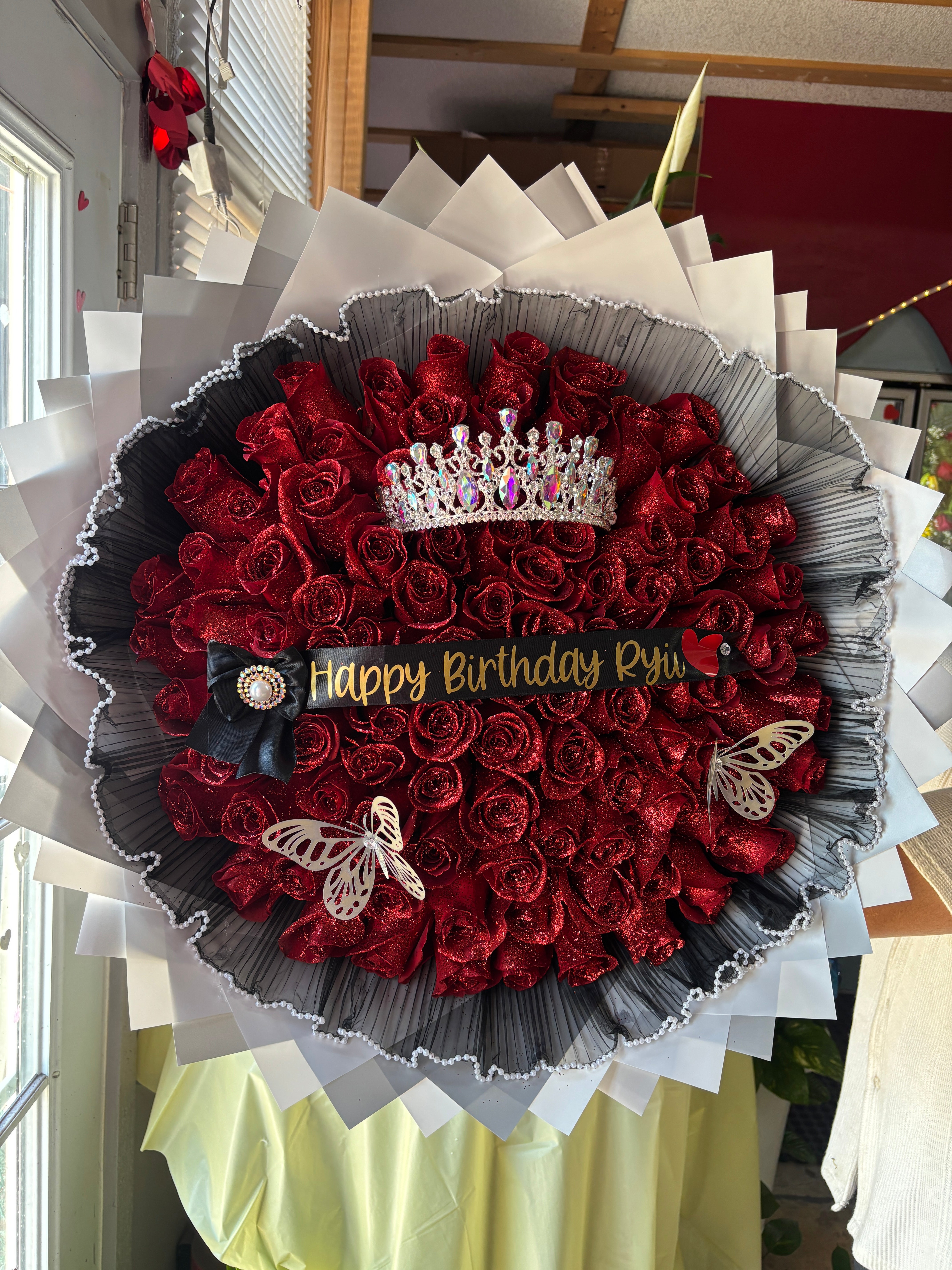 100 red glittered long stem roses💘