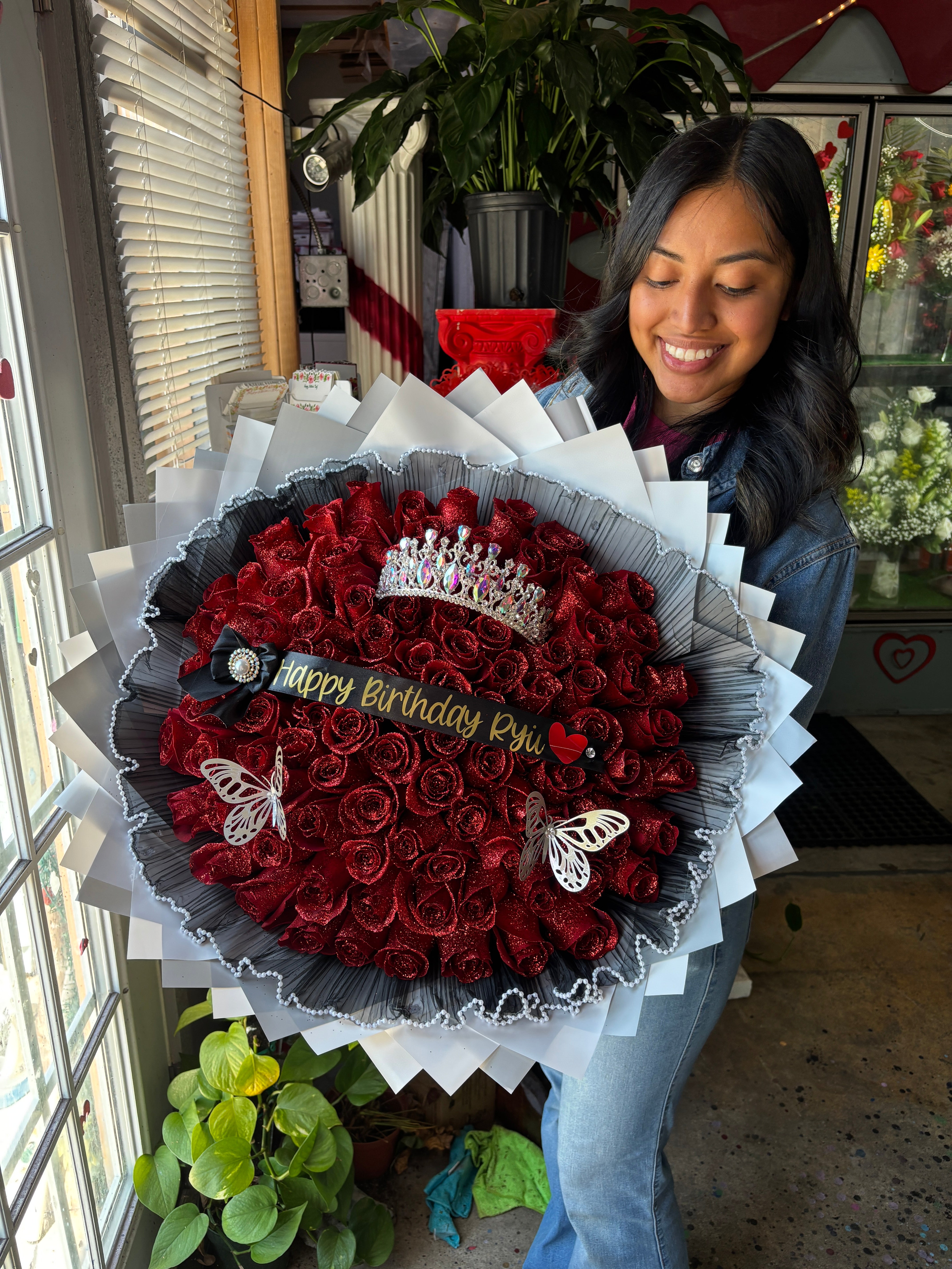100 red glittered long stem roses💘