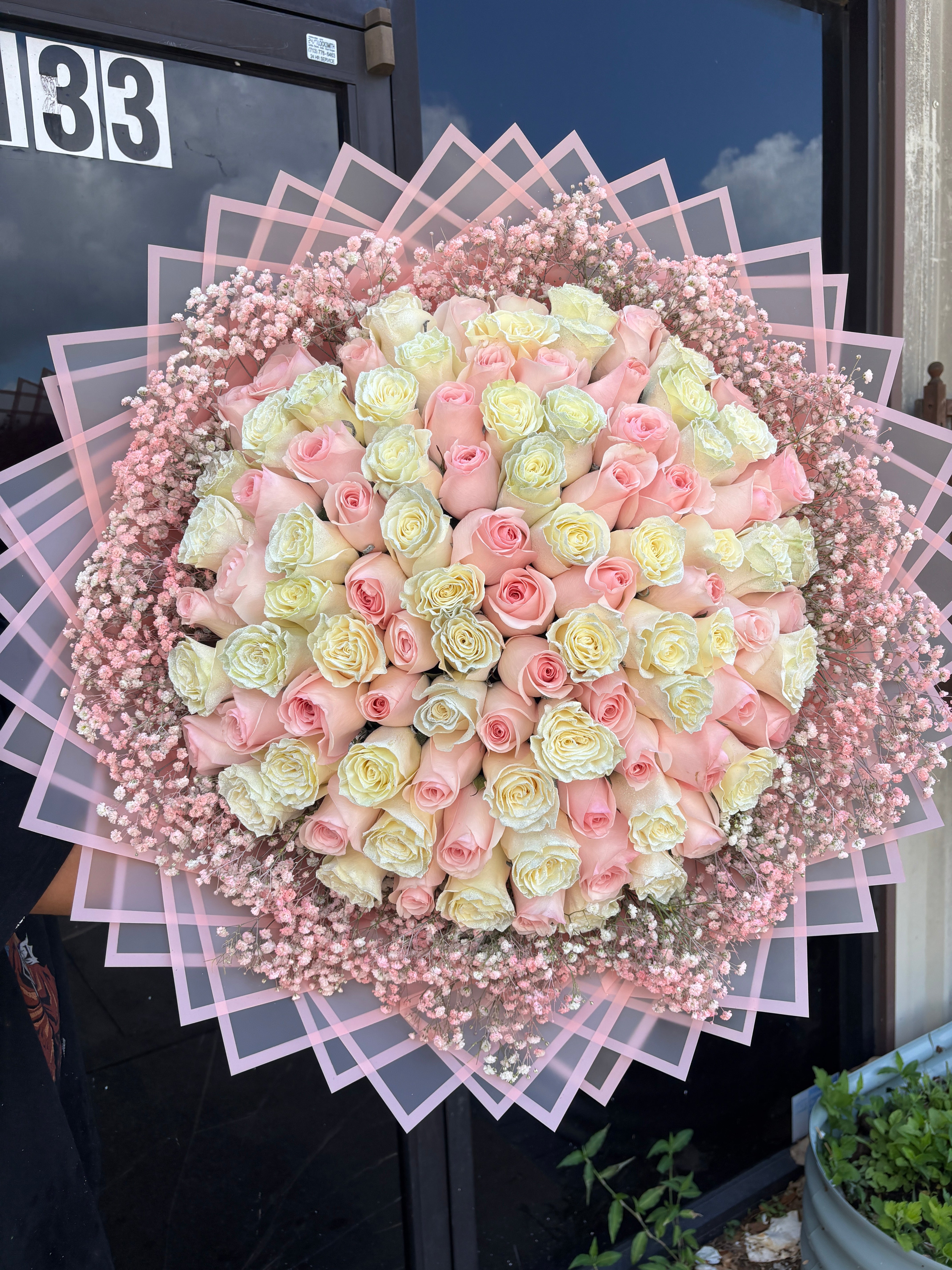 100 pinks and white  + babysbreath 🌸