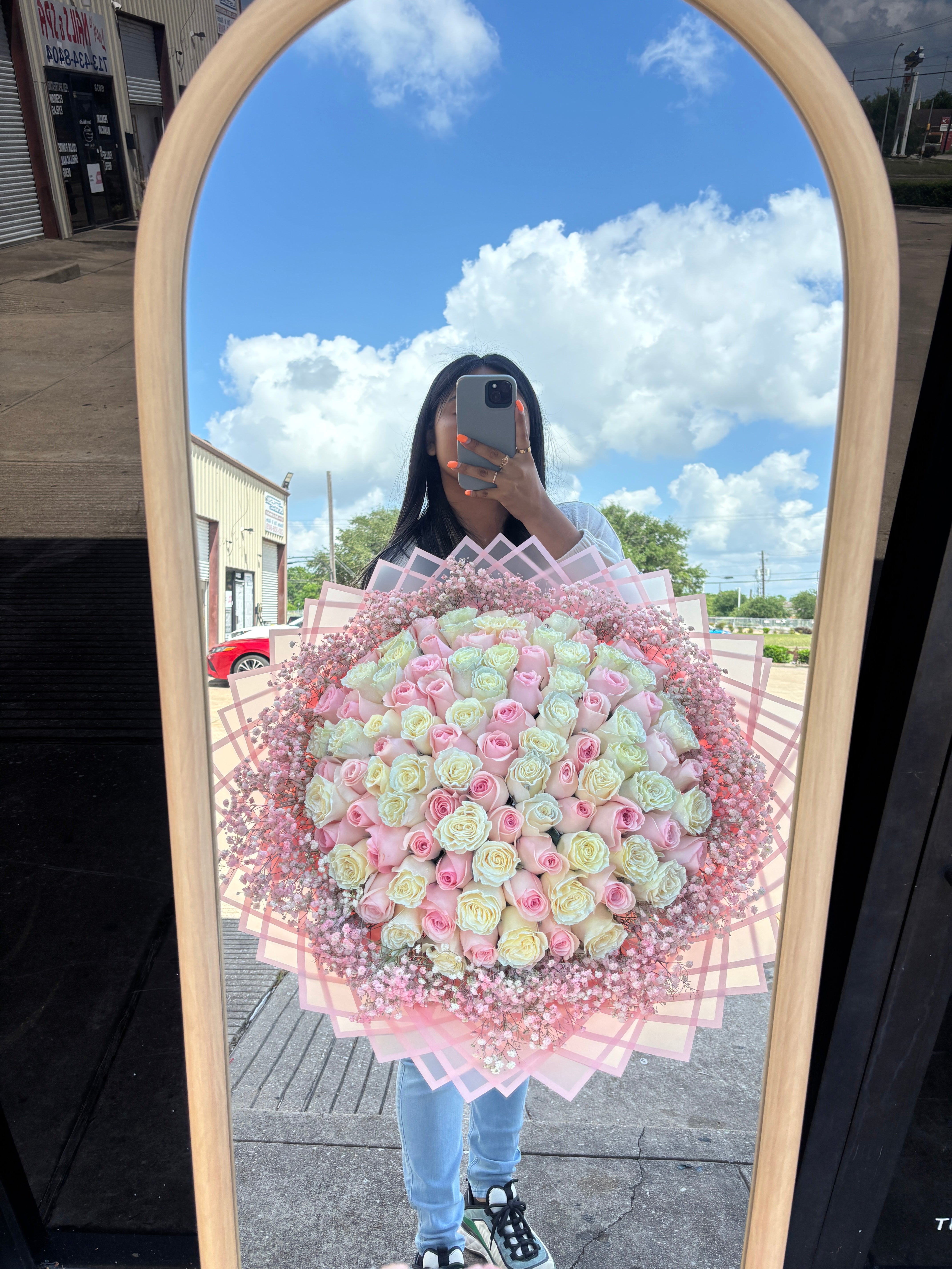 100 pinks and white  + babysbreath 🌸