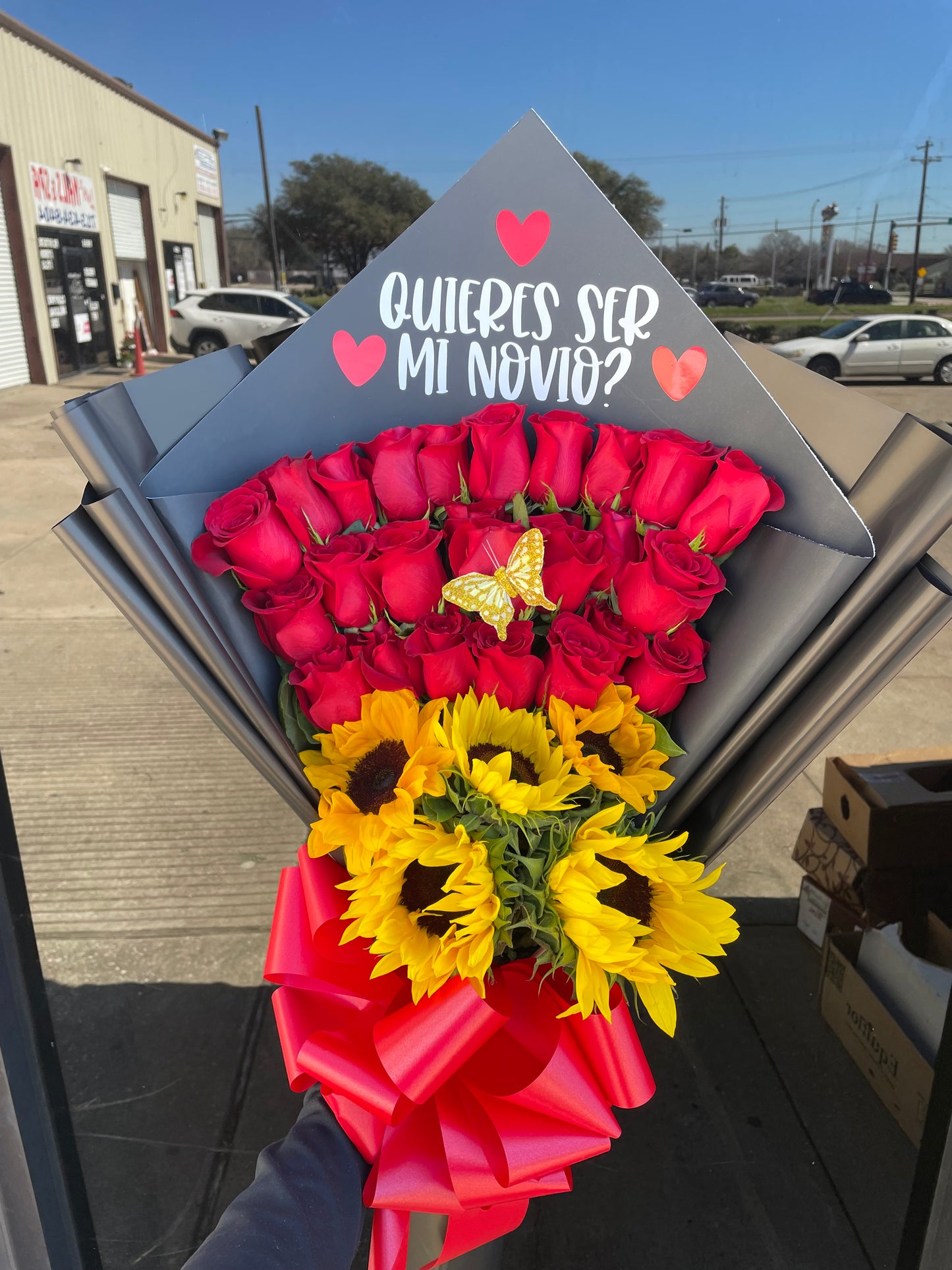 Flat style big rose and sunflower bouquet