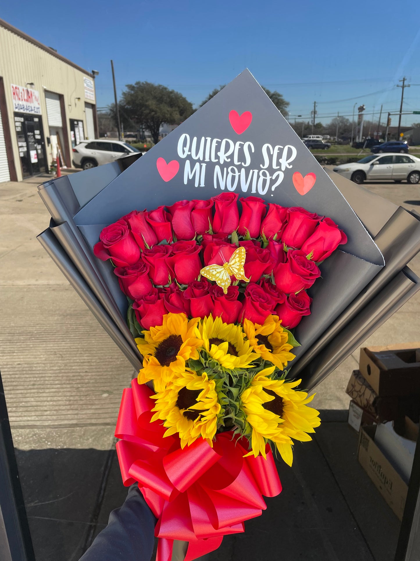 Flat style big rose and sunflower bouquet